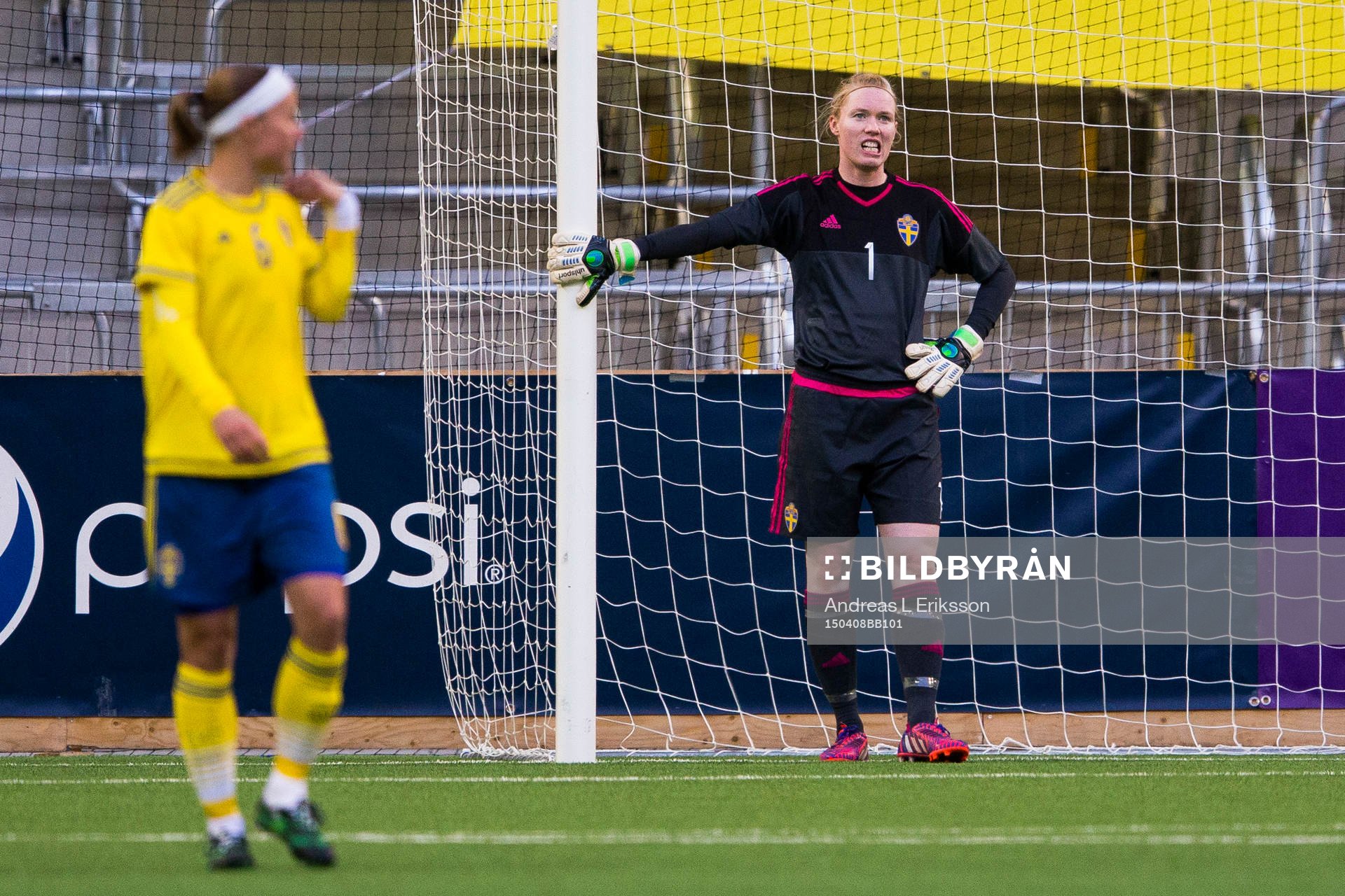 Sveriges målvakt Hedvig Lindahl deppar