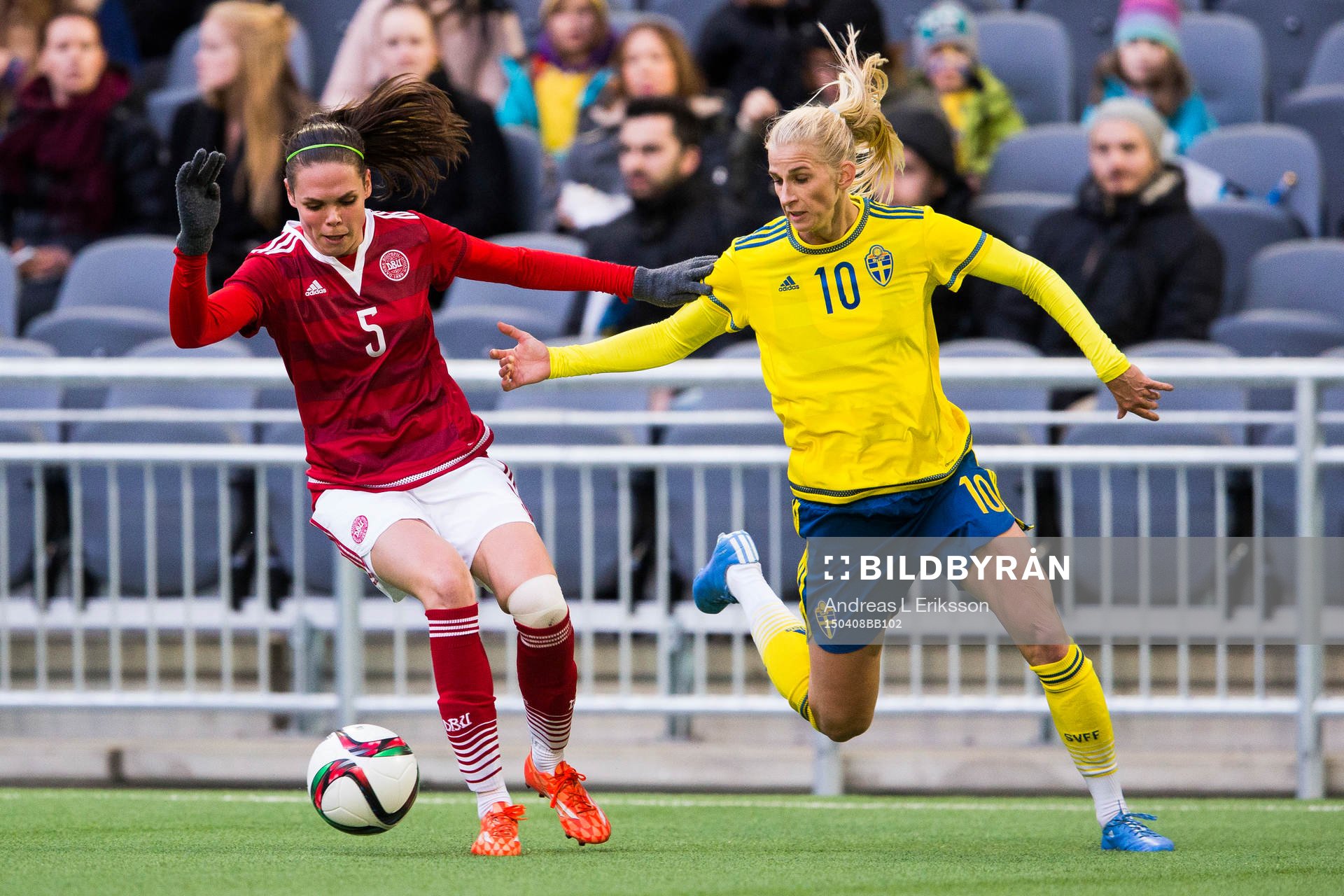 Danmarks Simone Boye Sørensen håller undan Sveriges Sofia