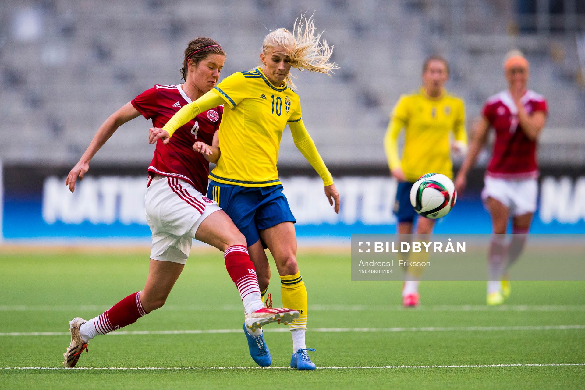 Danmarks Sofie Junge Pedersen i kamp om bollen med Sveriges
