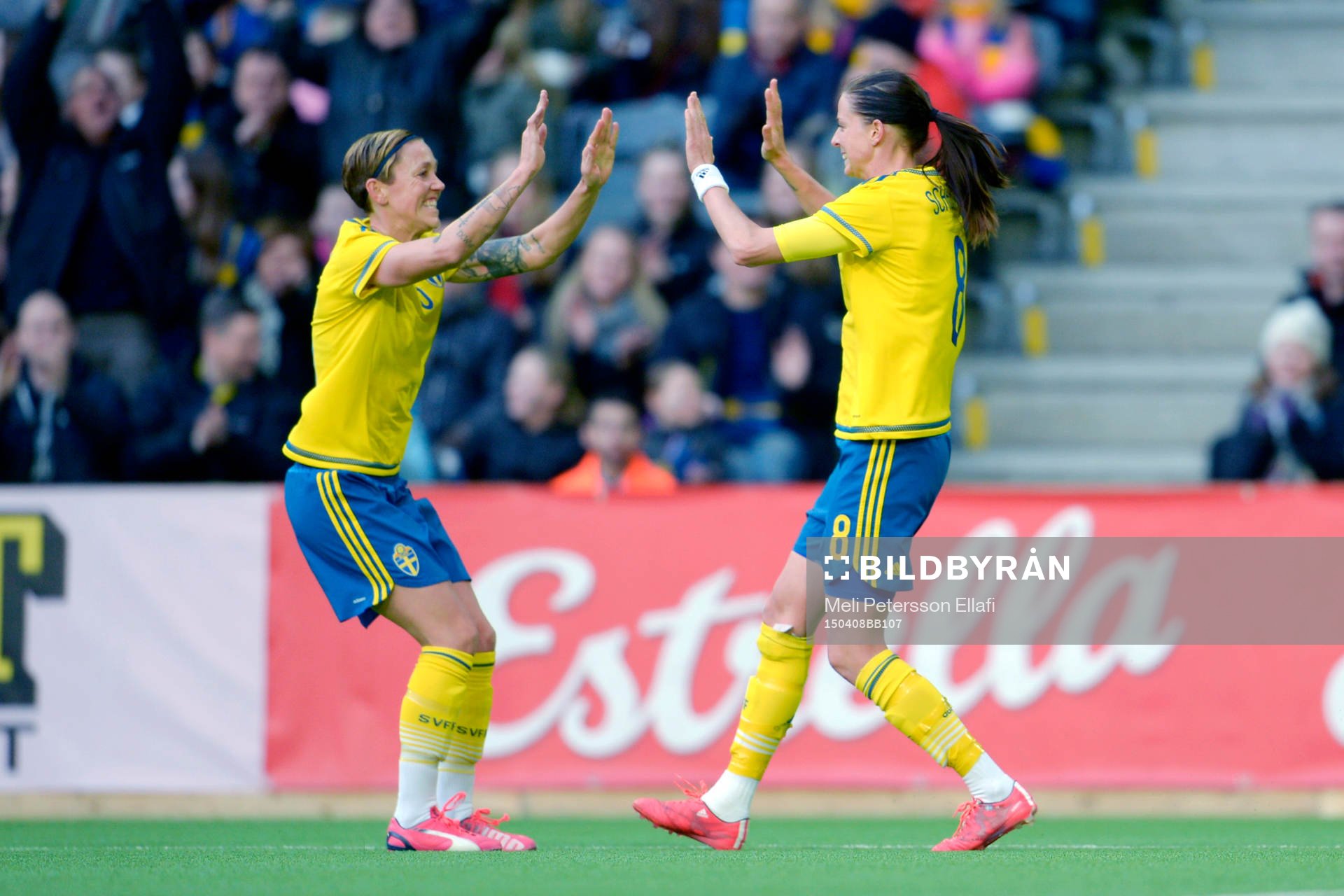 Sveriges Lotta Schelin och Therese Sjögran jublar