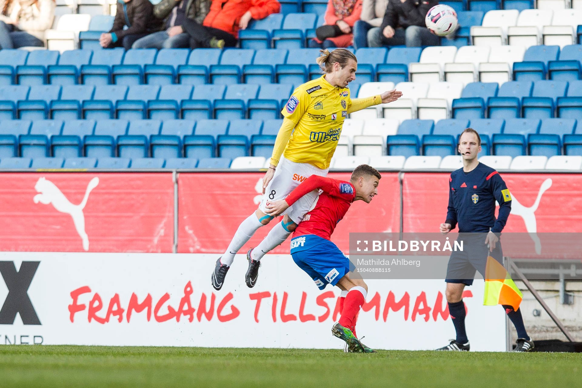 Falkenbergs Tobias Carlsson i duell om bollen med