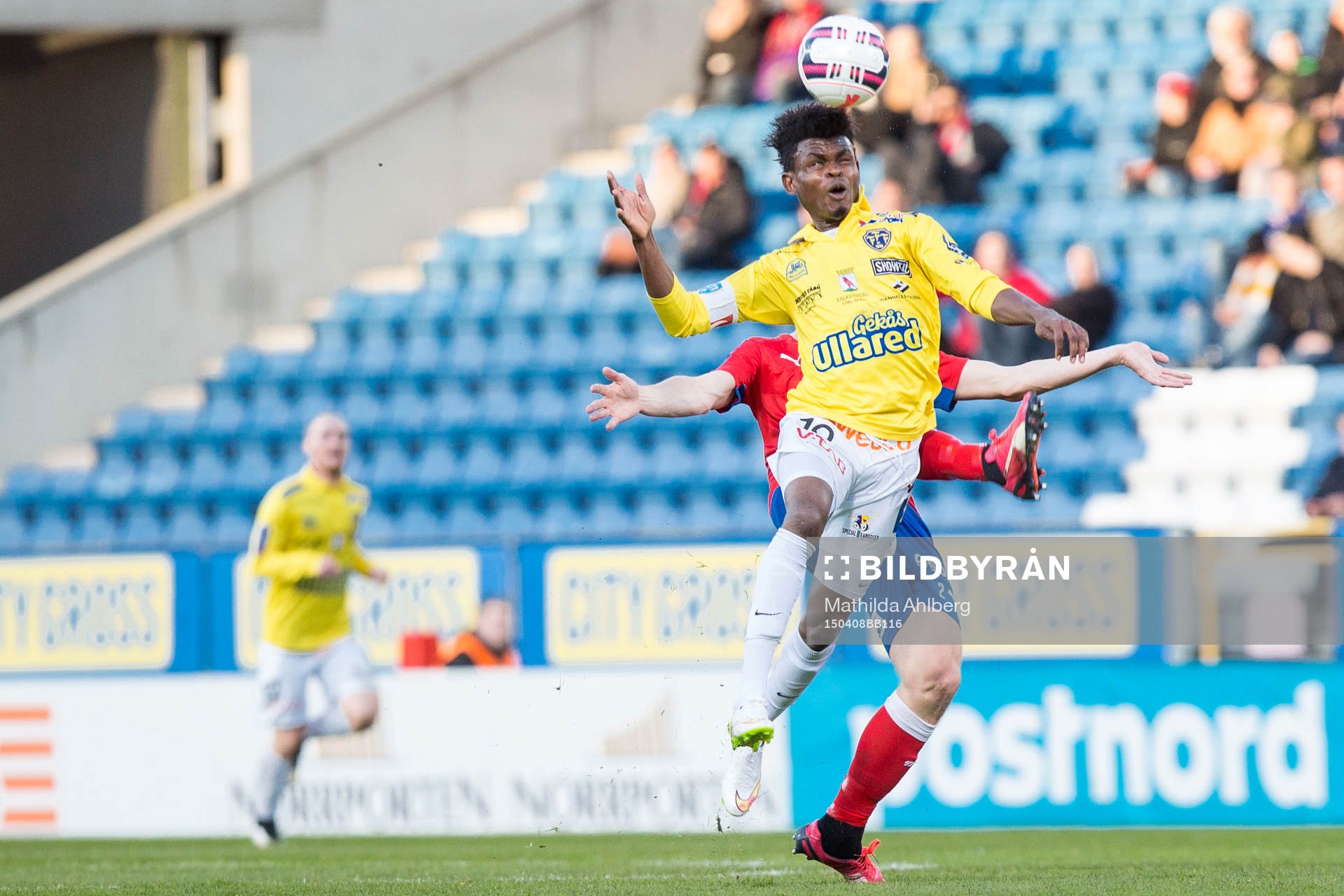 Falkenbergs Godsway Donyoh i nickduell med helsingborgsspelare under fotbollsmatchen i Allsvenskan mellan Helsingborg och Falkenberg den 8 April 2015 i Helsingborg.