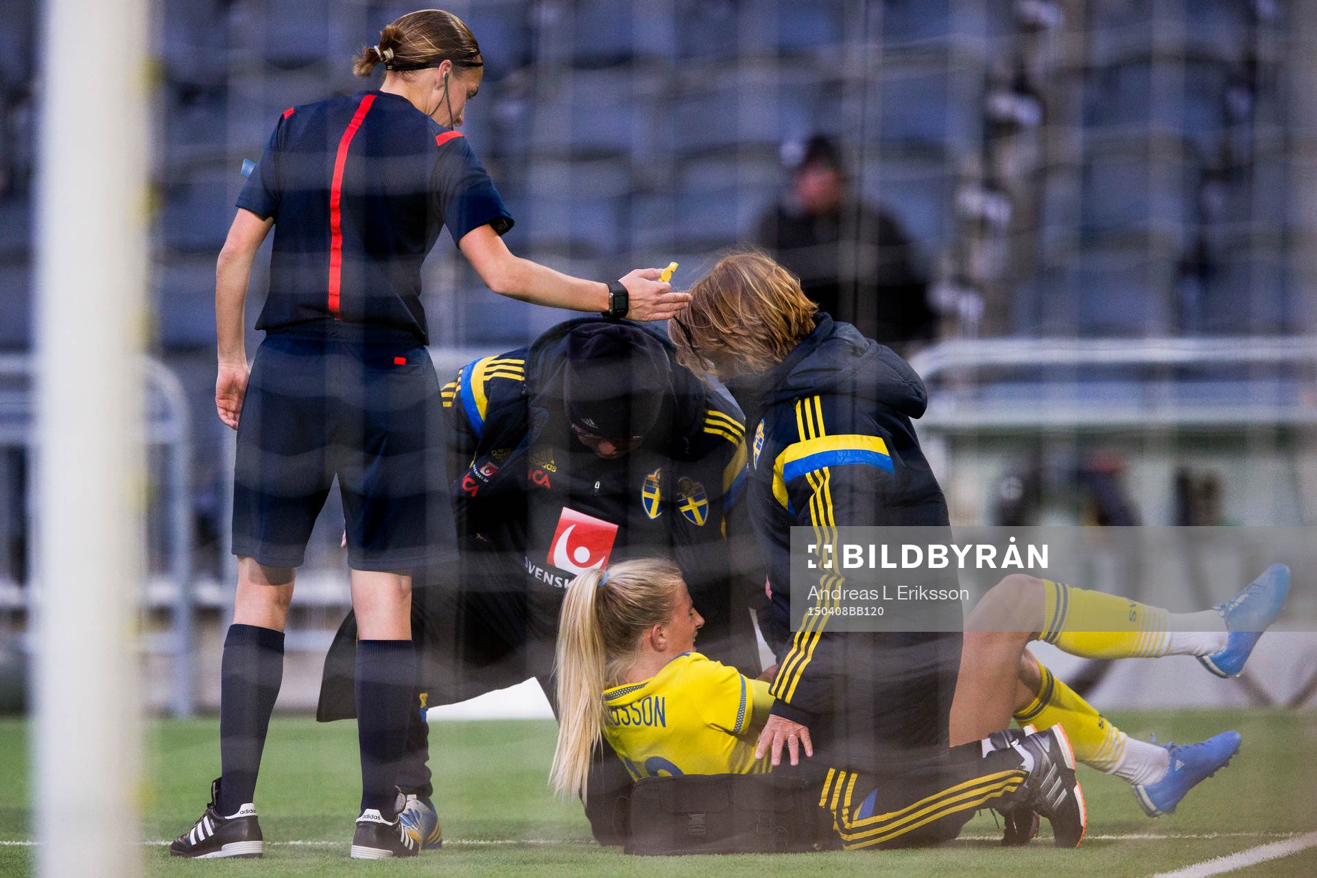 Sveriges Sofia Jakobsson blir omhändetagen av läkarteamet