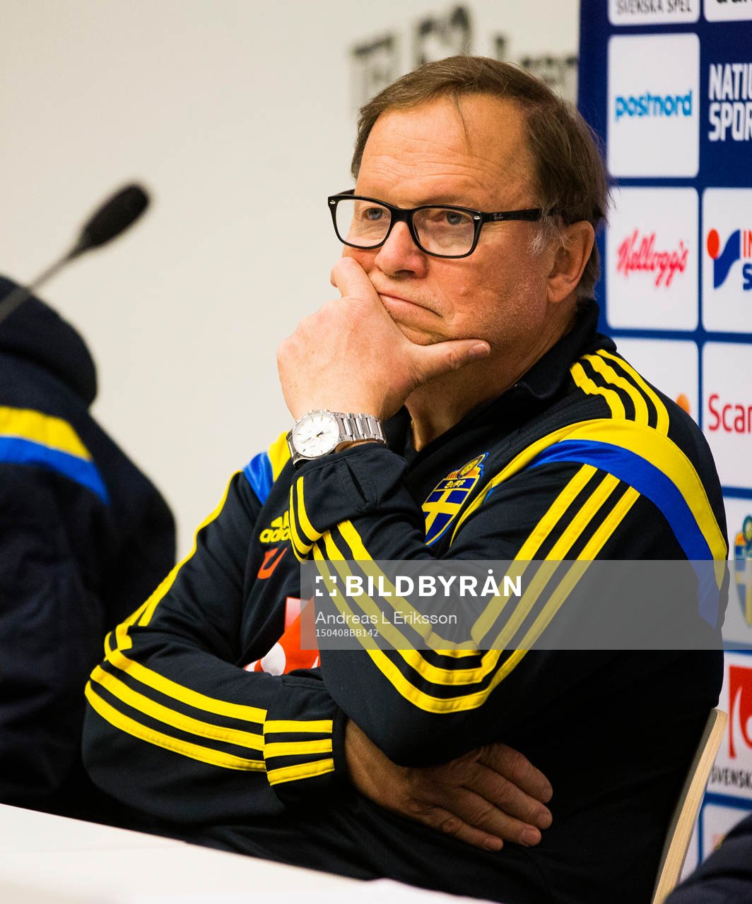 Sveriges läkare Yelverton Tegner under presskonferensen efter fotbollslandskampen mellan Sverige och Danmark den 8 april 2015 i Stockholm.
