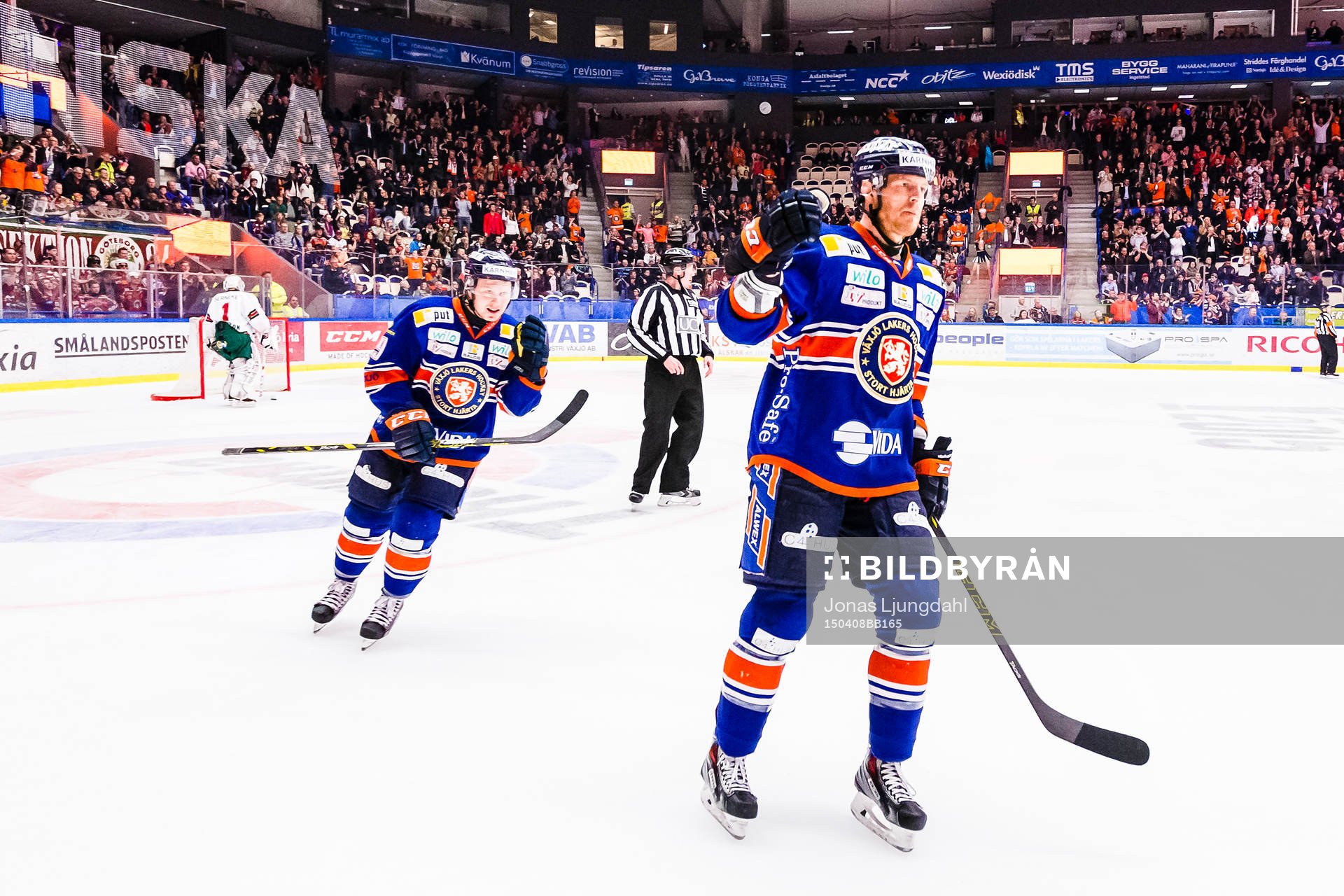 Växjös Nick Johnson och Tuomas Kiiskinen firar