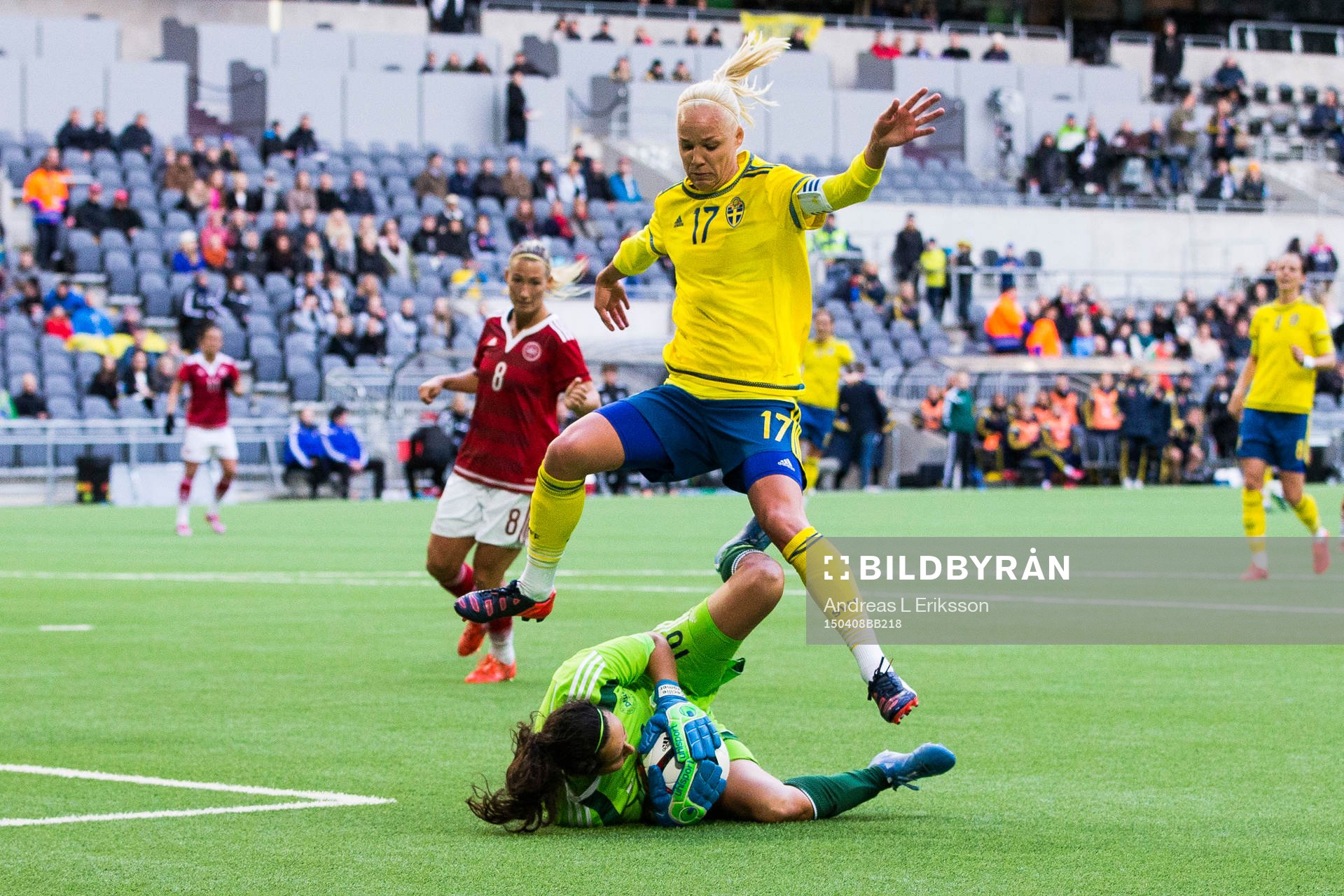 Sveriges Caroline Seger hoppar över Danmarks målvakt