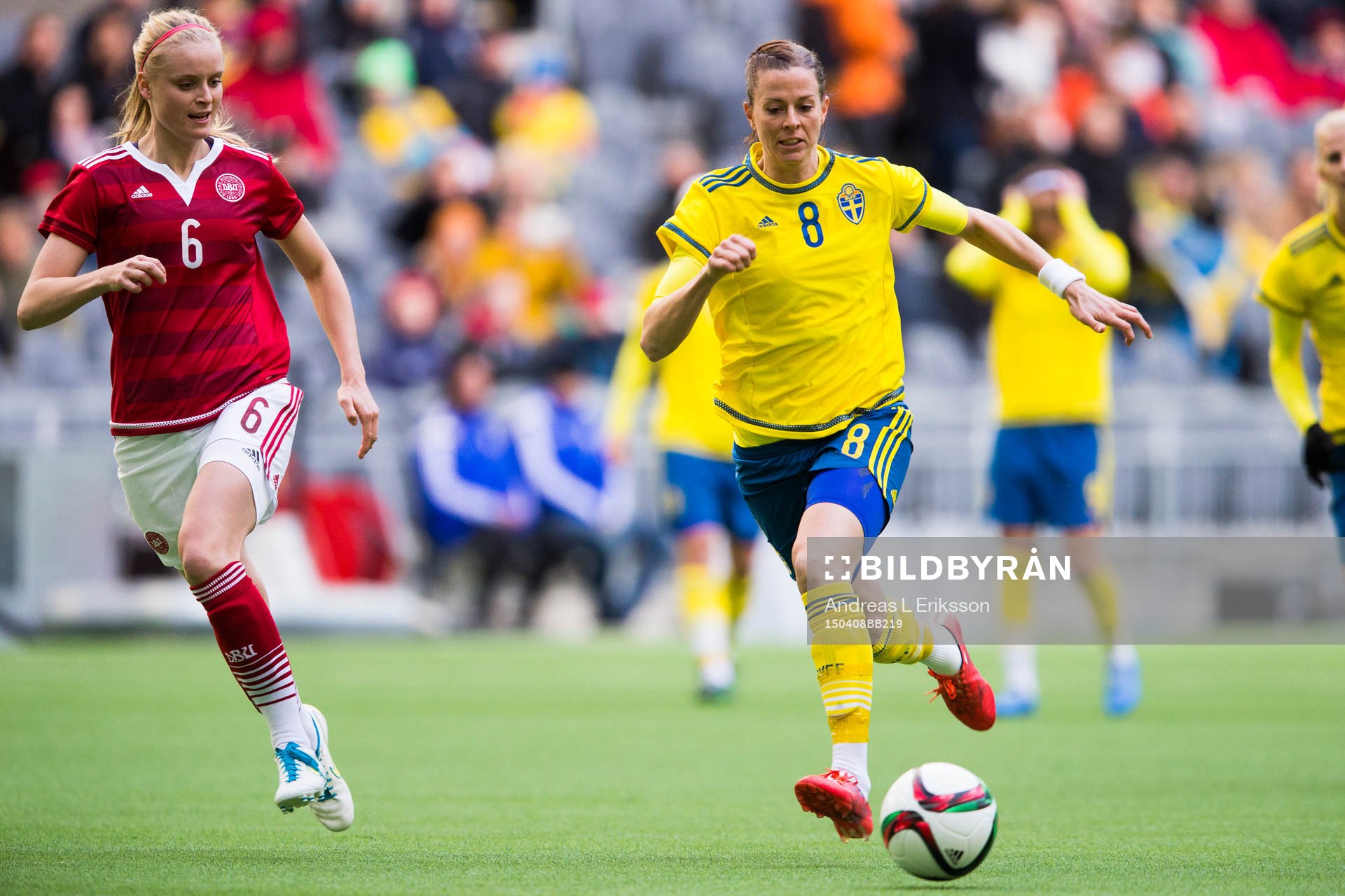 Danmarks Nina Frausing Pedersen och Sveriges Lotta Schelin