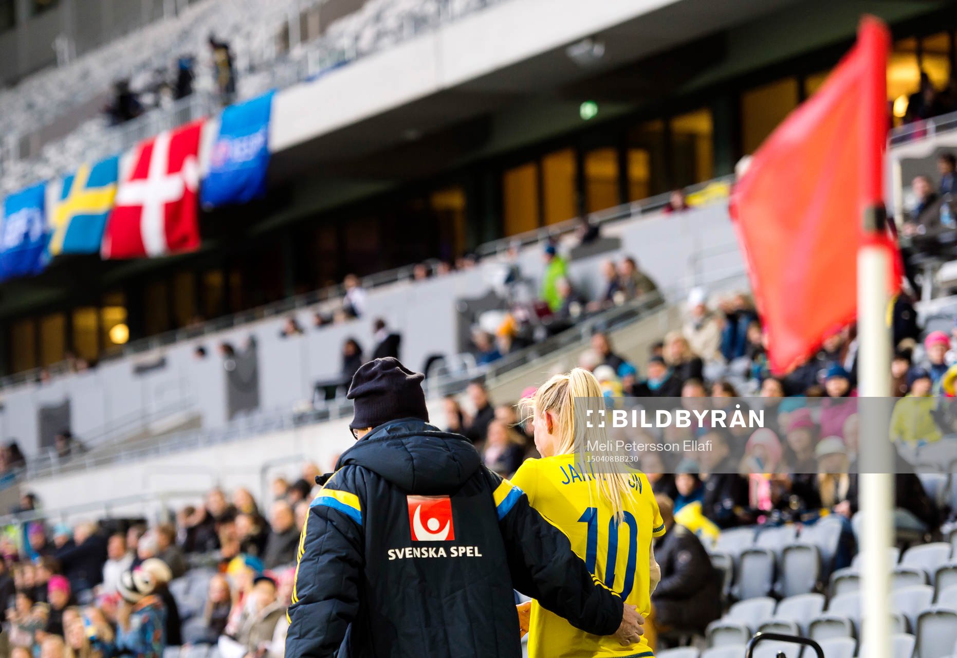 Sveriges Sofia Jakobsson blir tagen av planen under fotbollslandskampen mellan Sverige och Danmark den 8 april 2015 i Stockholm.