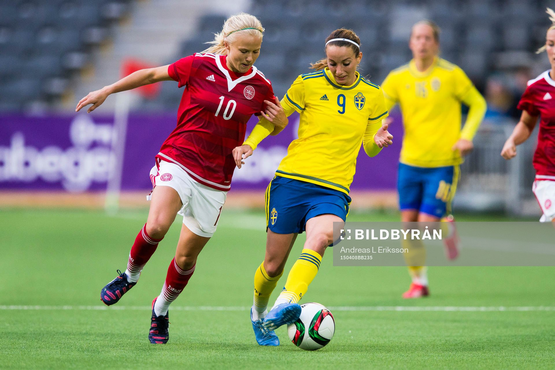 Danmarks Pernille Harder håller tar i armen om Sveriges