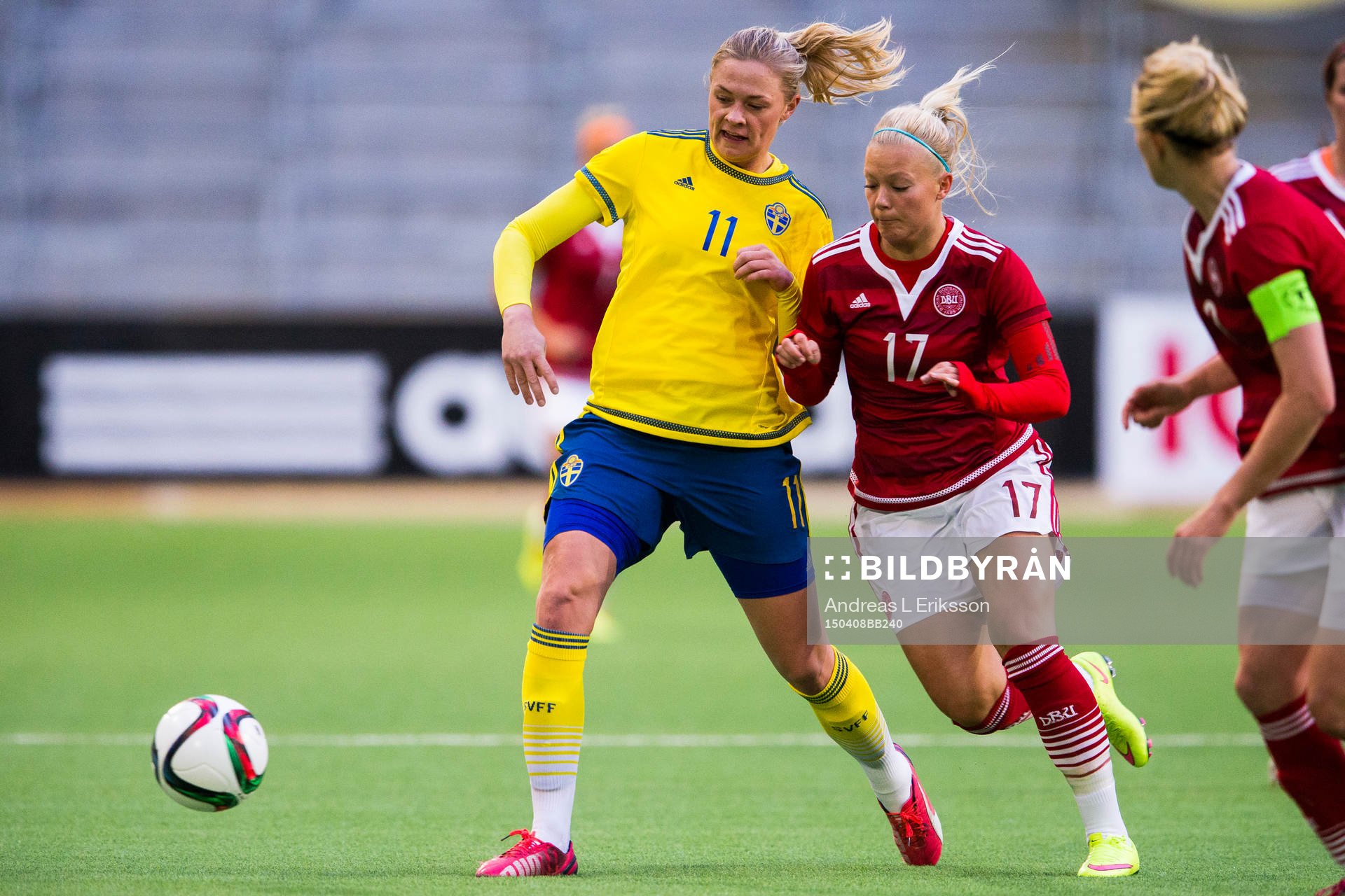 Sveriges Fridolina Rolfö i kamp om bollen med Danmarks