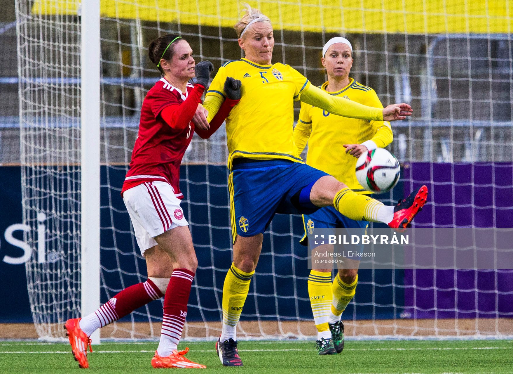 Sveriges Nilla Fischer sparkar undan bollen för Danmarks