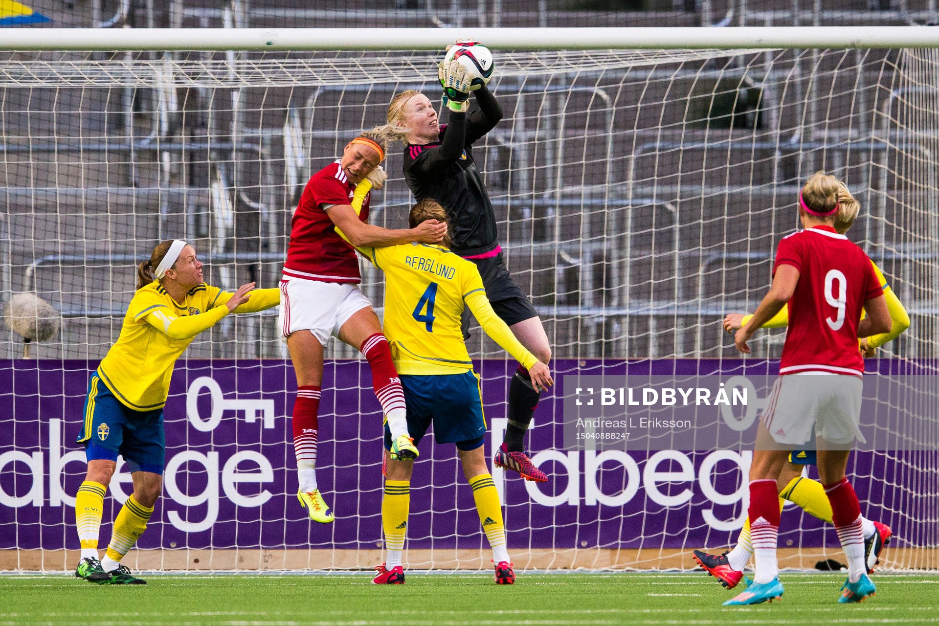 Danmarks Sanne Troelsgaard försöker hinnar före Sveriges