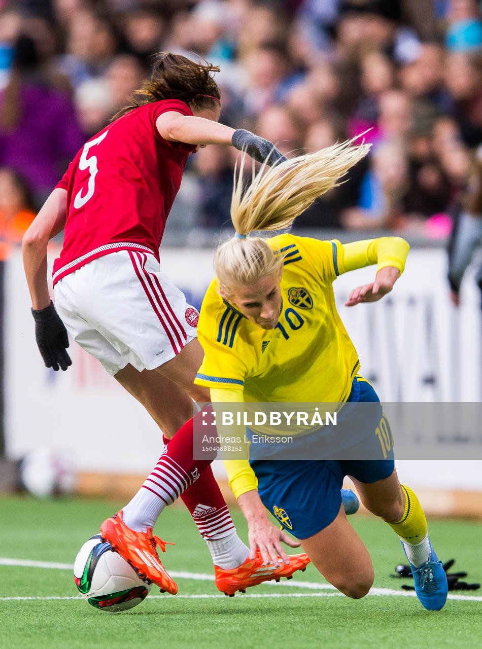 Danmarks Simone Boye Sørensen tar bollen av Sveriges Sofia Jakobsson under fotbollslandskampen mellan Sverige och Danmark den 8 april 2015 i Stockholm.