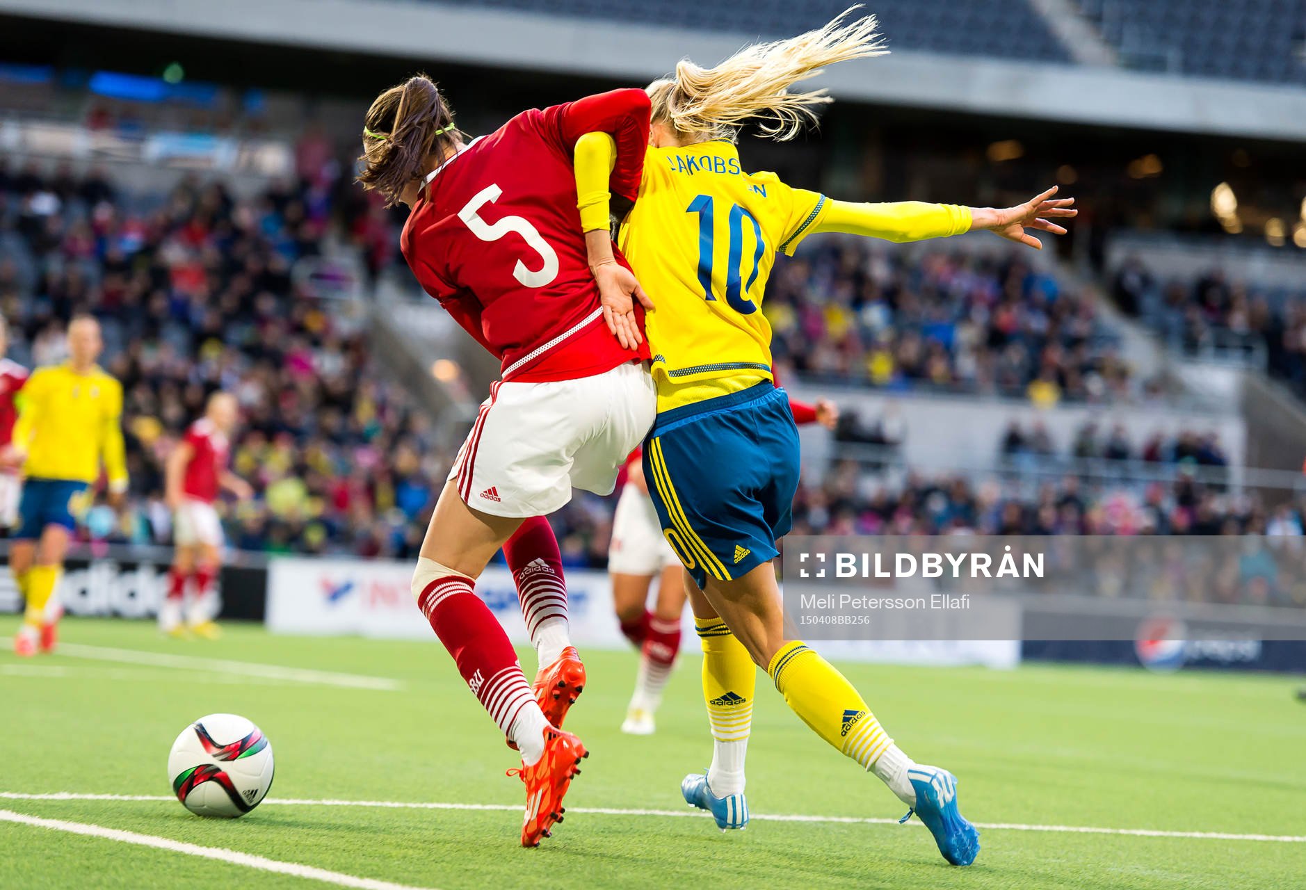 Sveriges Sofia Jakobsson vrider om armen i en närkamp med