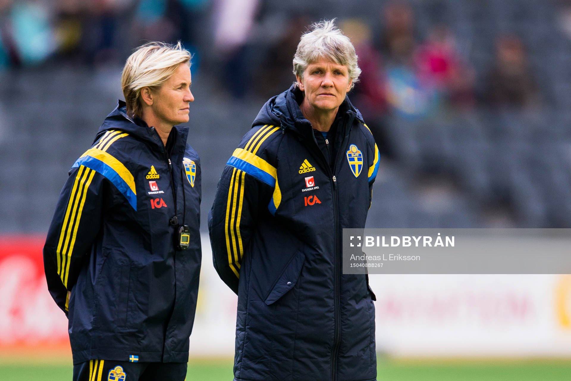 Sveriges assisterande förbundskapten Lilie Persson och förbundskapten Pia Sundhage under uppvärmningen innan fotbollslandskampen mellan Sverige och Danmark den 8 april 2015 i Stockholm.