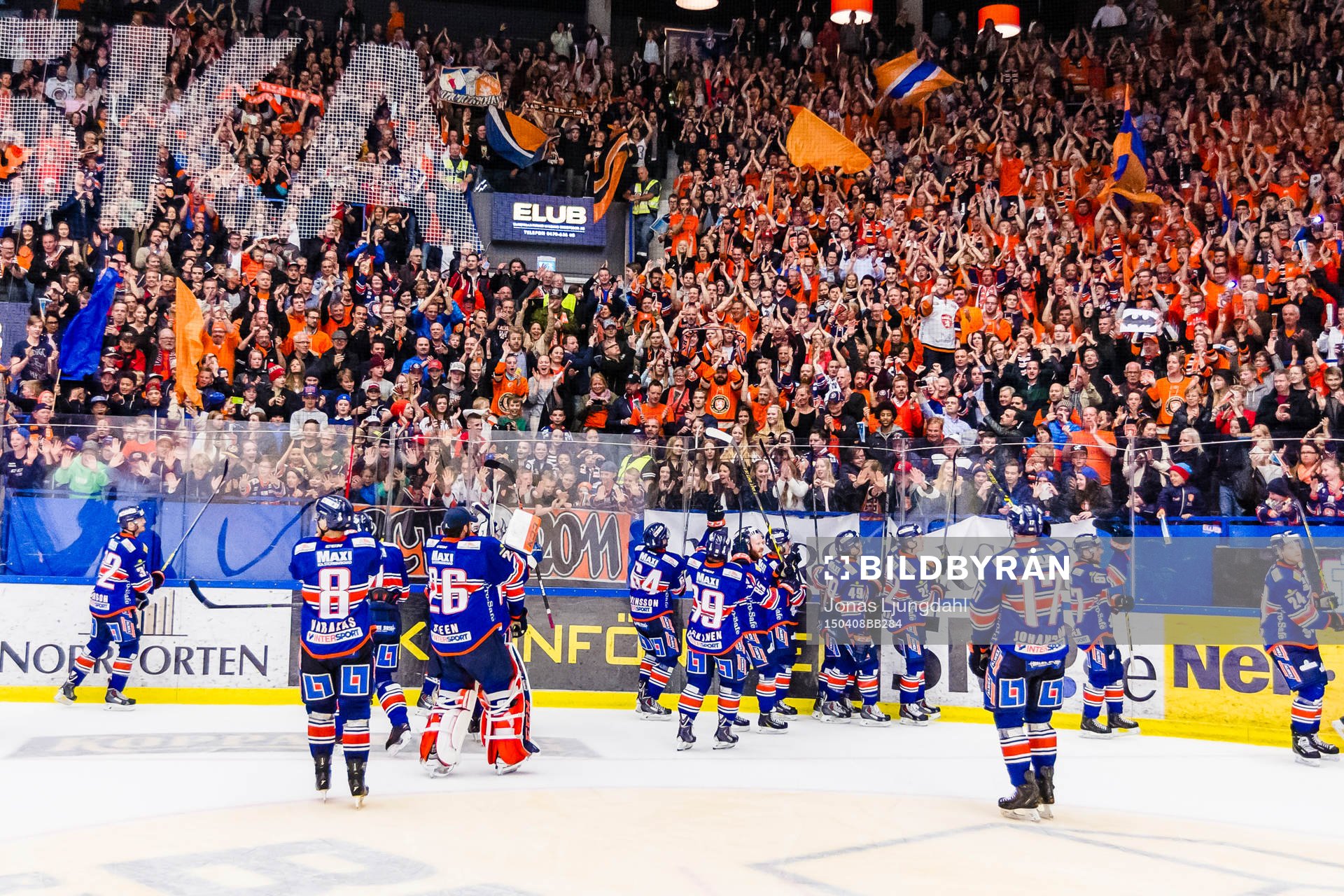 Växjös spelare firar framför fansen