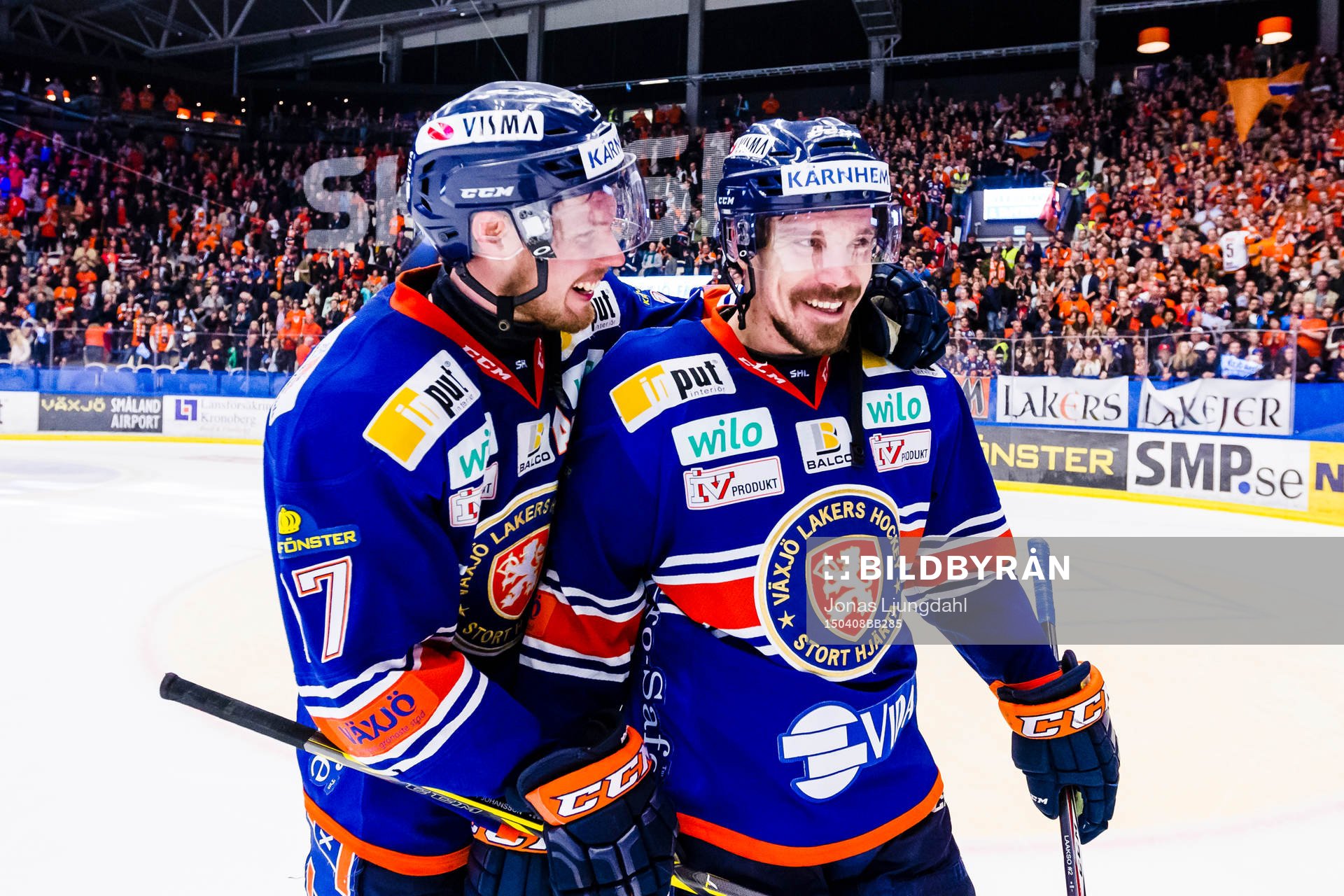 Växjös Alexander Johansson och Teemu Laakso jublar