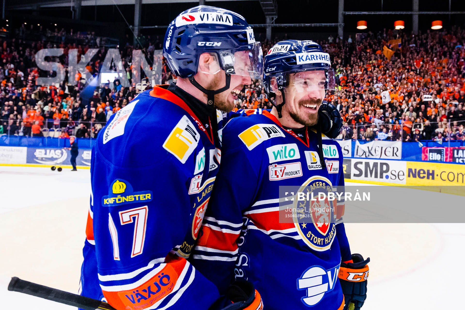 Växjös Alexander Johansson och Teemu Laakso jublar
