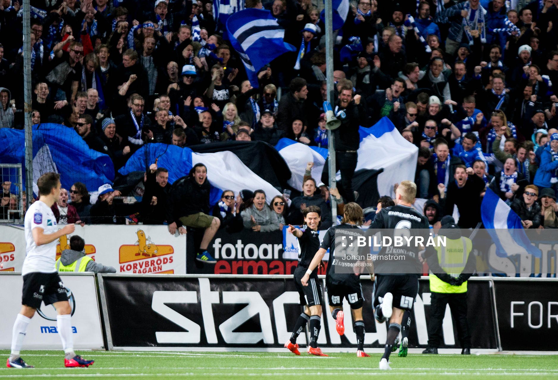 IFK Göteborgs Lasse Vibe gör 0-2 och pekar på Örebros