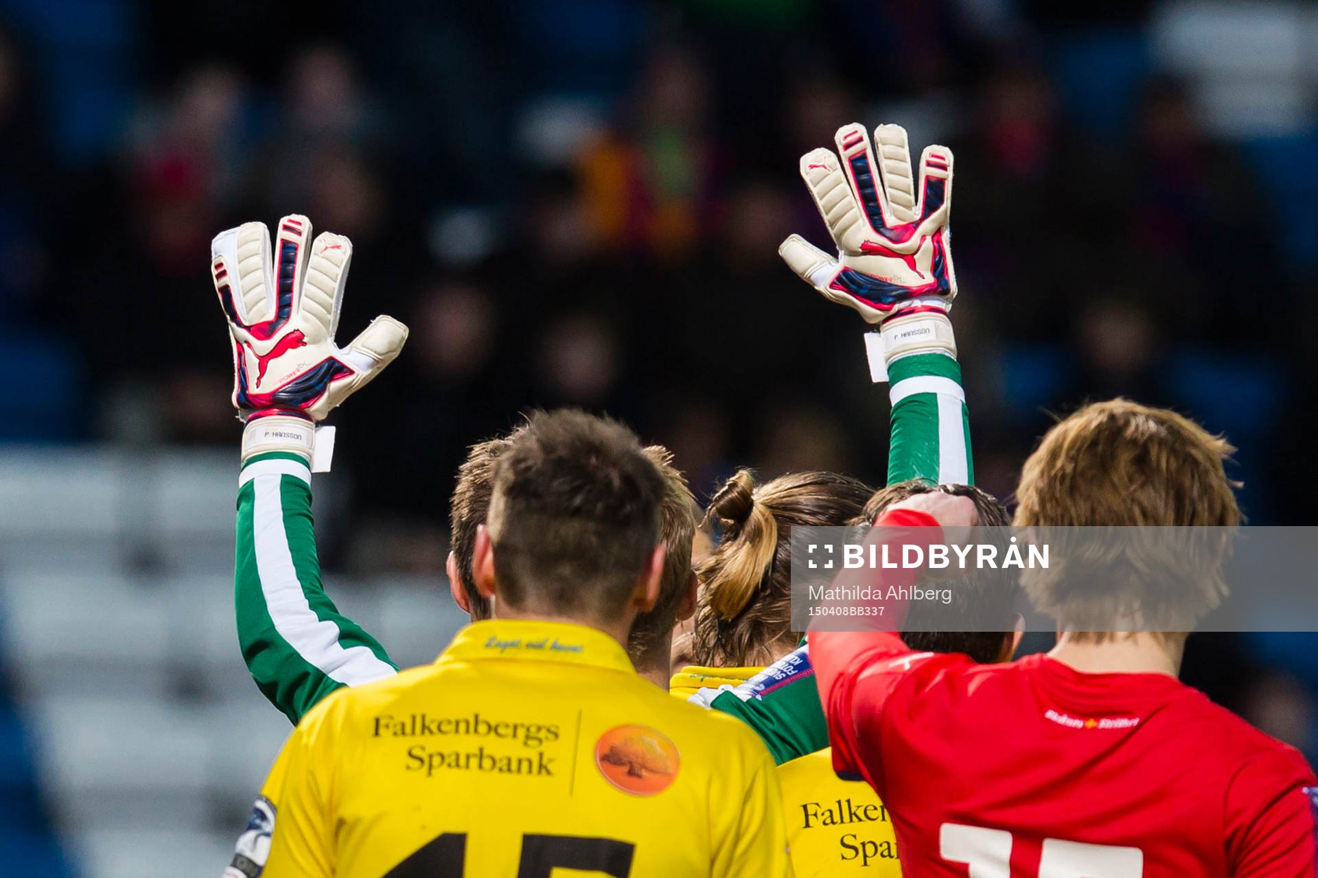 Helsingborgs målvakt Pär Hansson har specialsydd målvaktshandske på vänster hand med anledning av sin lillfinger skada under fotbollsmatchen i Allsvenskan mellan Helsingborg och Falkenberg den 8 April 2015 i Helsingborg.