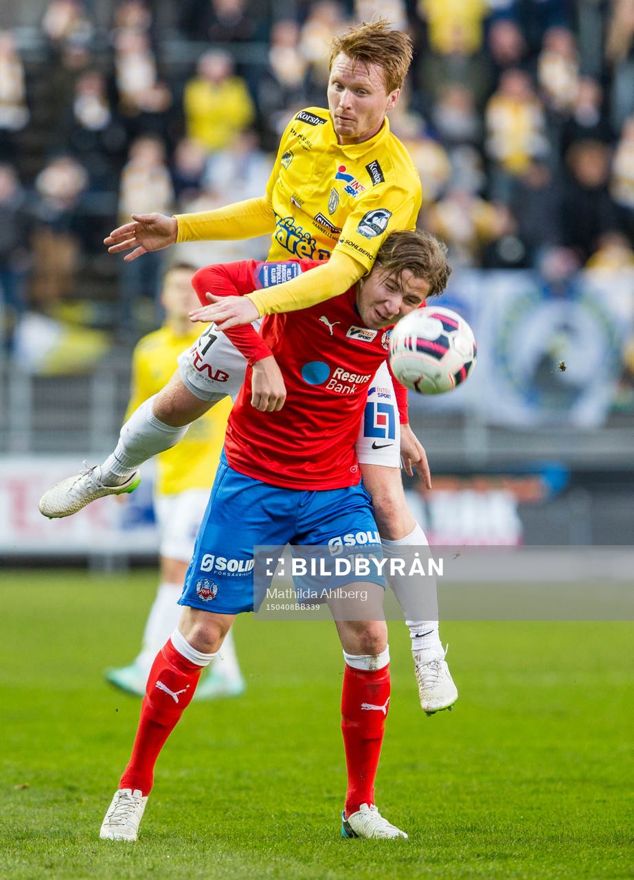 Falkenbergs Dan Keat i närkamp med Helsingborgs Darijan Bojanic  om bollen under fotbollsmatchen i Allsvenskan mellan Helsingborg och Falkenberg den 8 April 2015 i Helsingborg.
