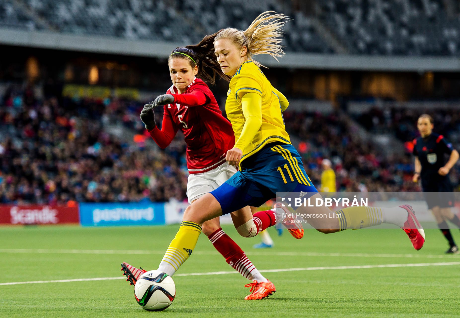 Sveriges Fridolina Rolfö och Danmarks Simone Boye