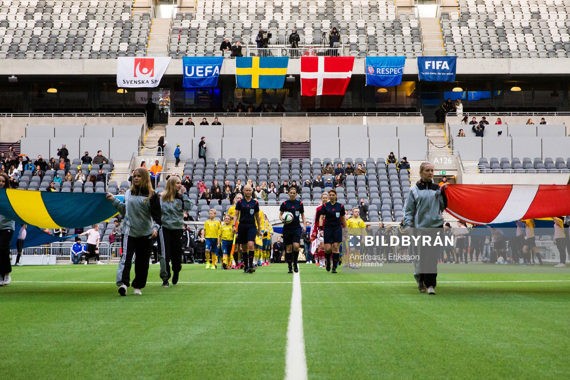 Spelarna gör entré innan fotbollslandskampen mellan Sverige och Danmark den 8 april 2015 i Stockholm. 
