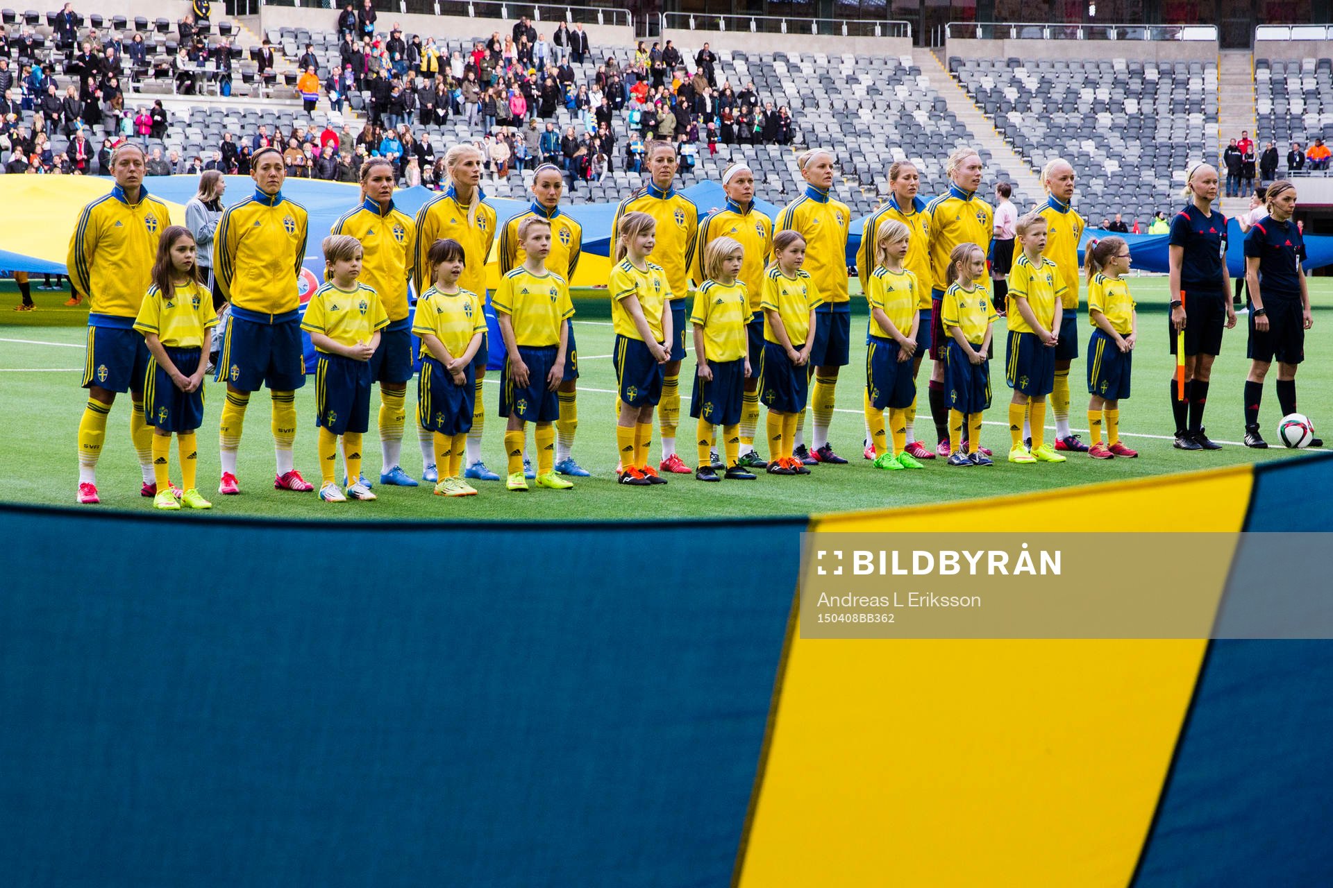Sveriges spelare under nationalsången innan fotbollslandskampen mellan Sverige och Danmark den 8 april 2015 i Stockholm. 