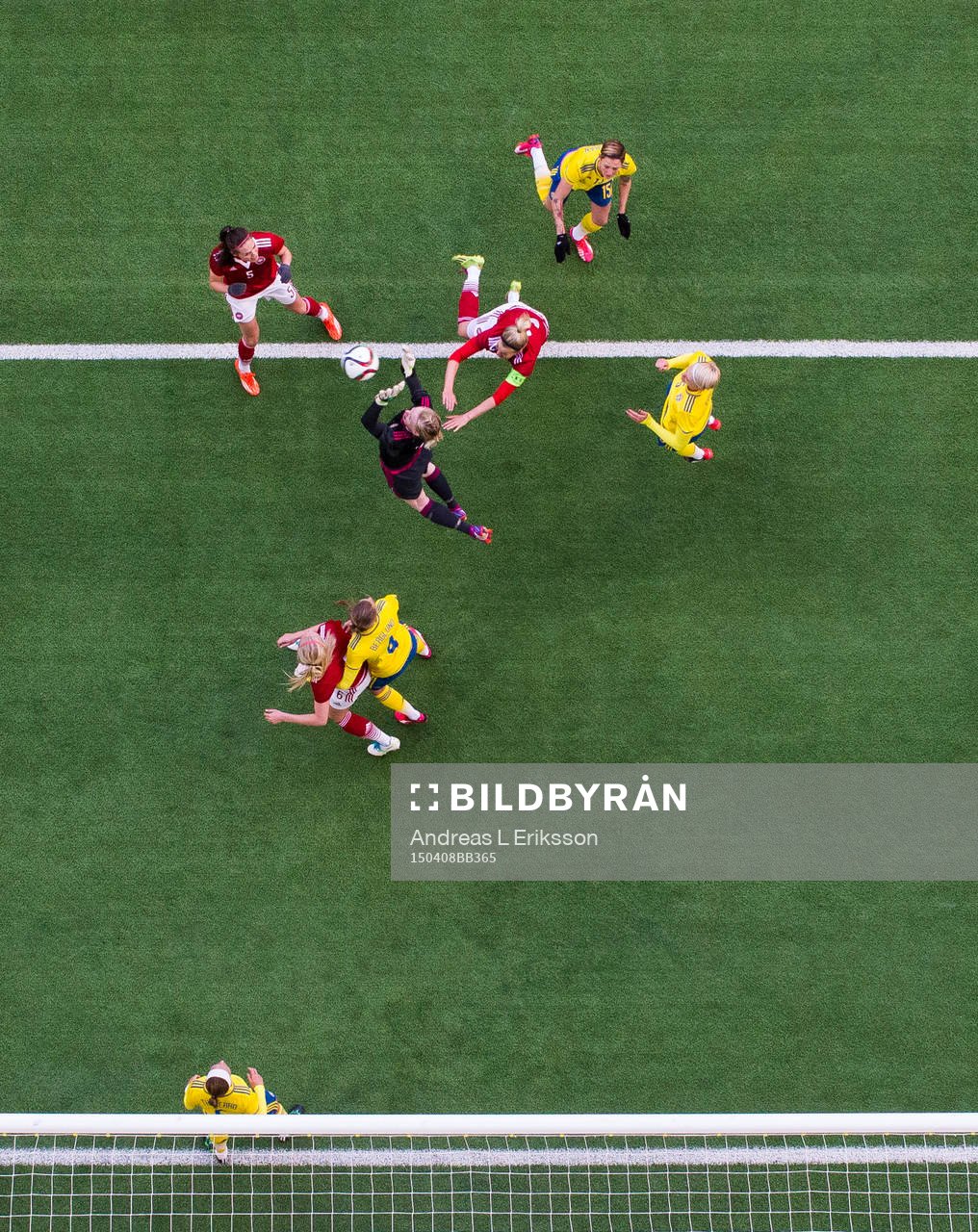 Sveriges målvakt Hedvig Lindahl plockar ner bollen i en