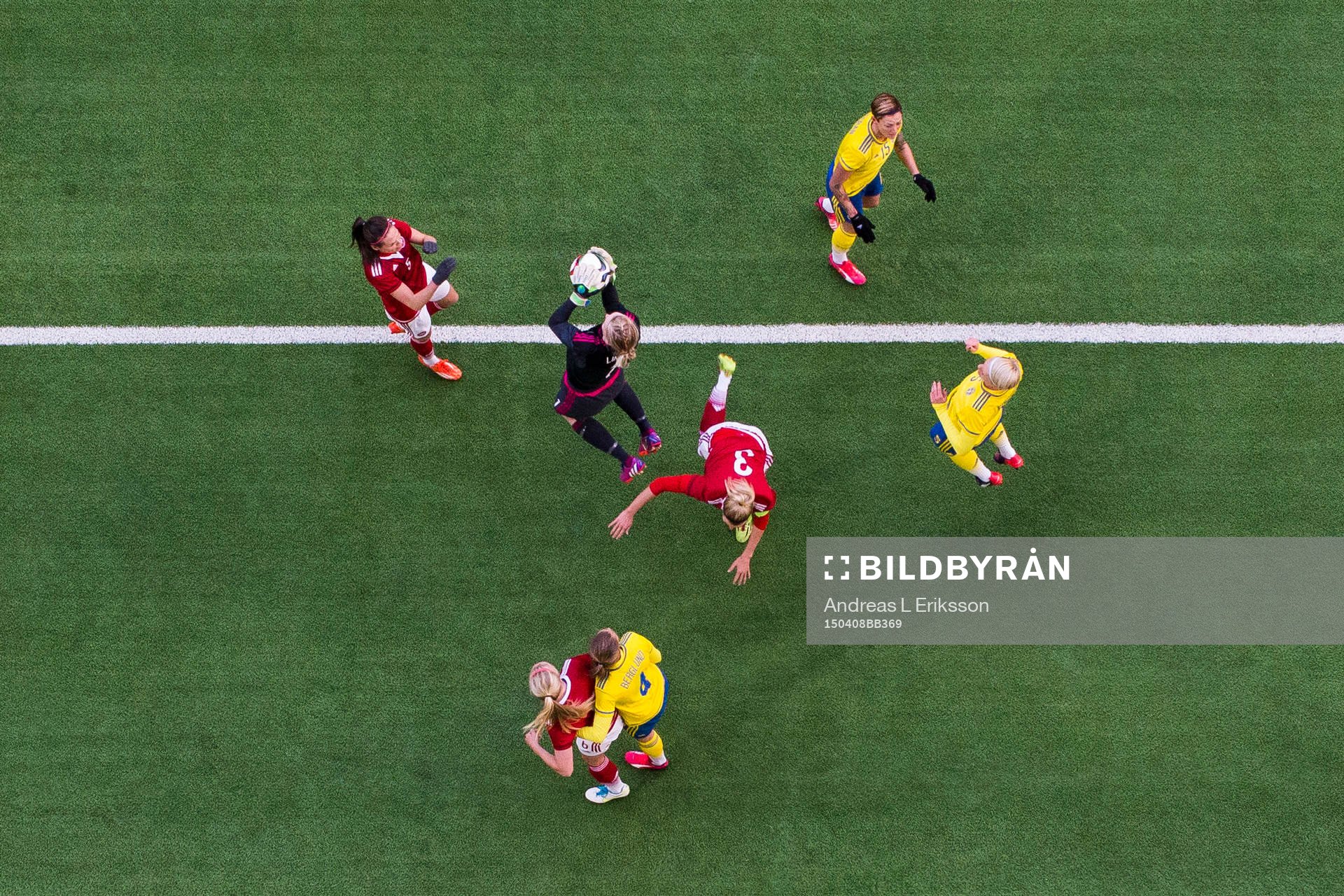 Sveriges målvakt Hedvig Lindahl plockar ner bollen i en