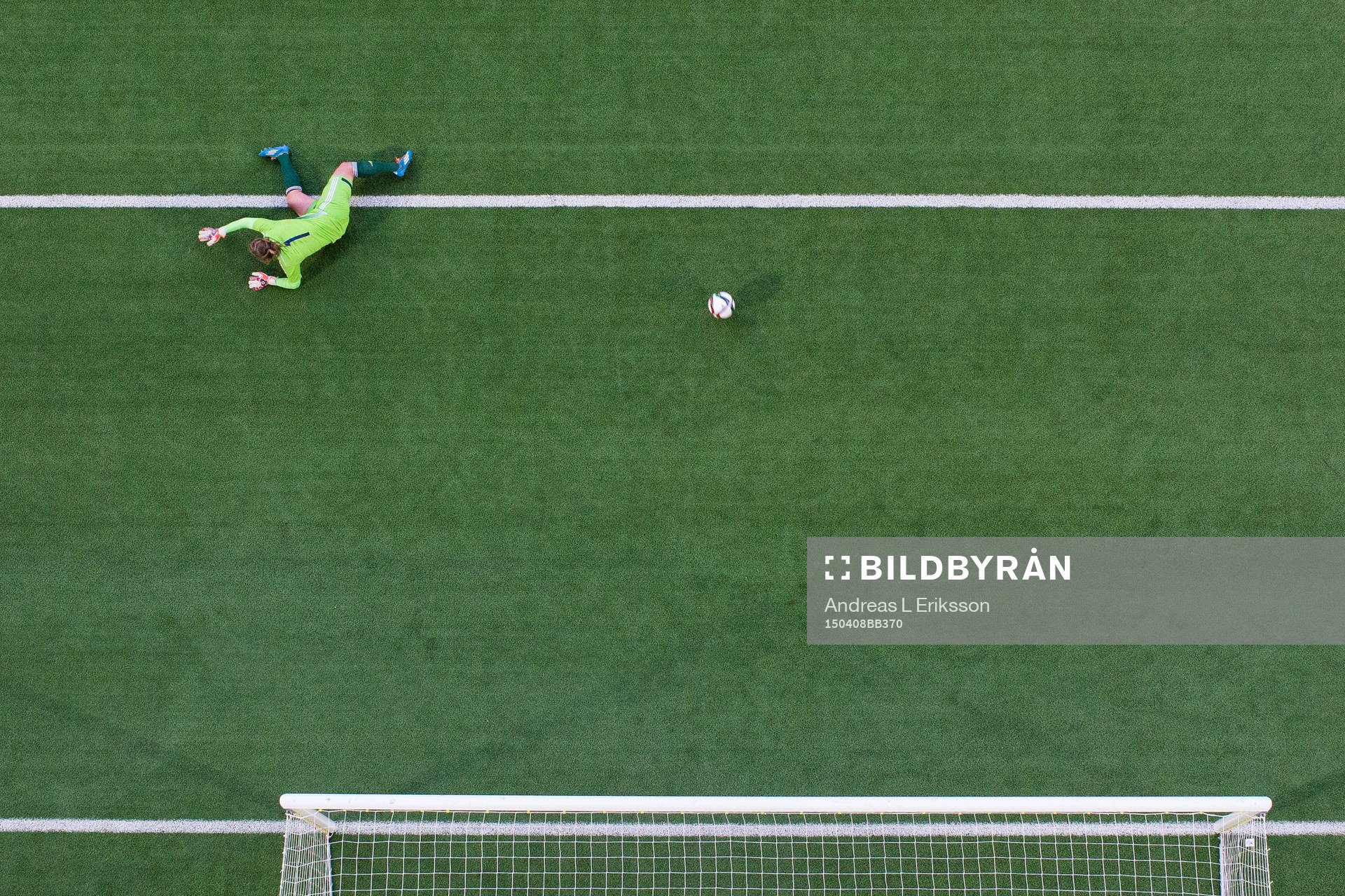 Danmarks målvakt Stina Lykke Petersen släpper in 3-2