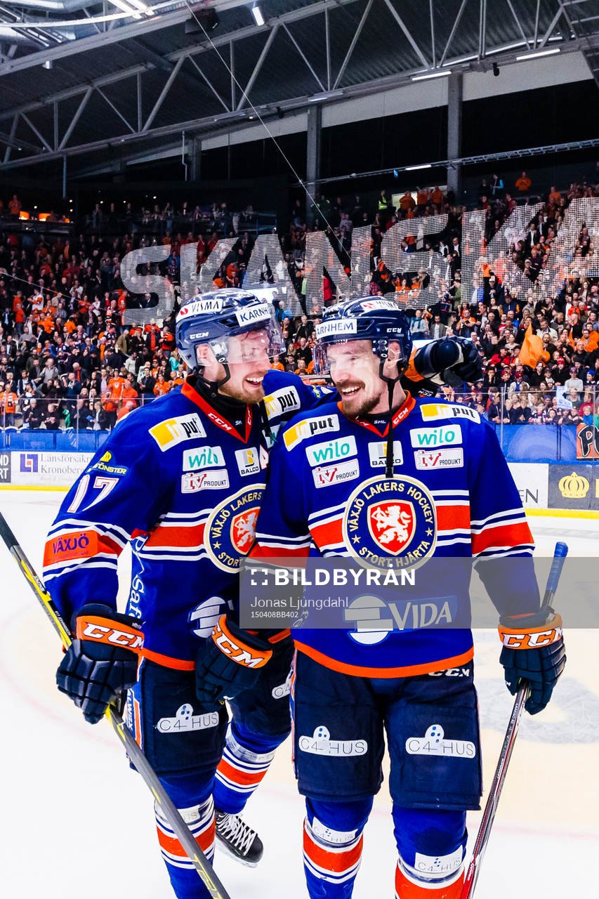 Växjös Alexander Johansson och Teemu Laakso firar