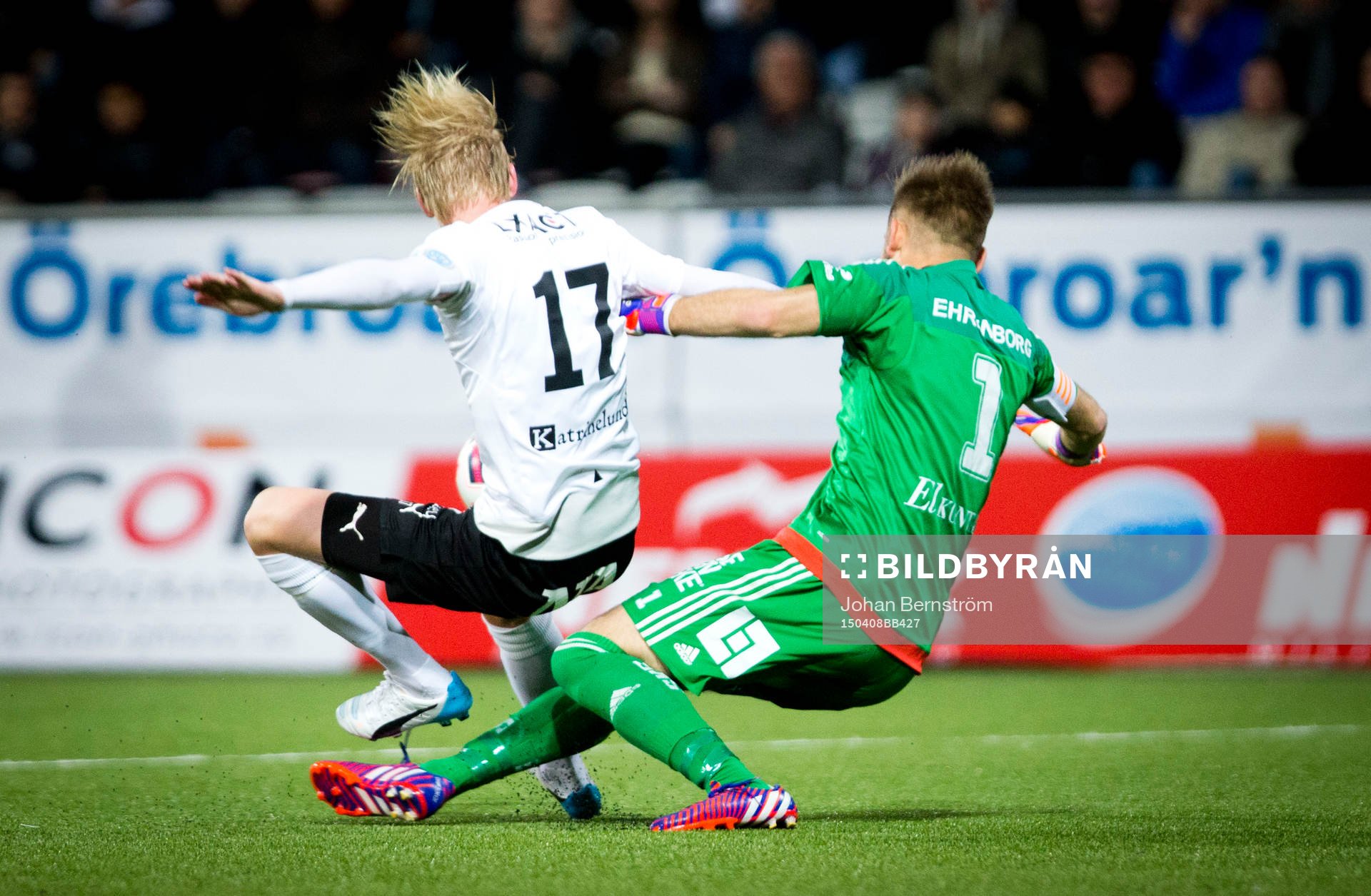 Örebros Karl Holmberg och IFK Göteborgs målvakt John
