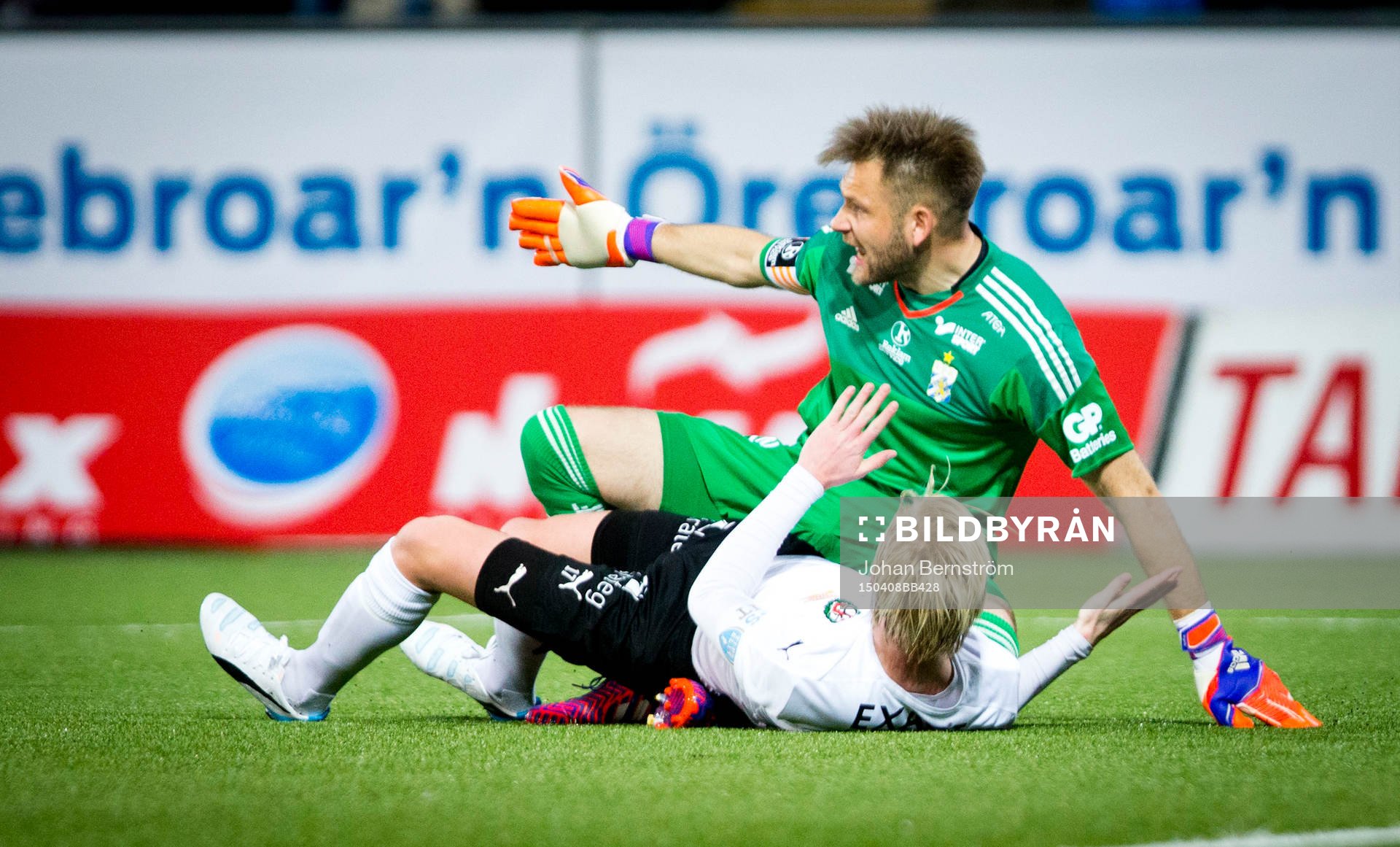 Örebros Karl Holmberg och IFK Göteborgs målvakt John Alvbåge i kamp om bollen under fotbollsmatchen i Allsvenskan mellan Örebro SK och IFK Göteborg den 8 april 2015 i Örebro.