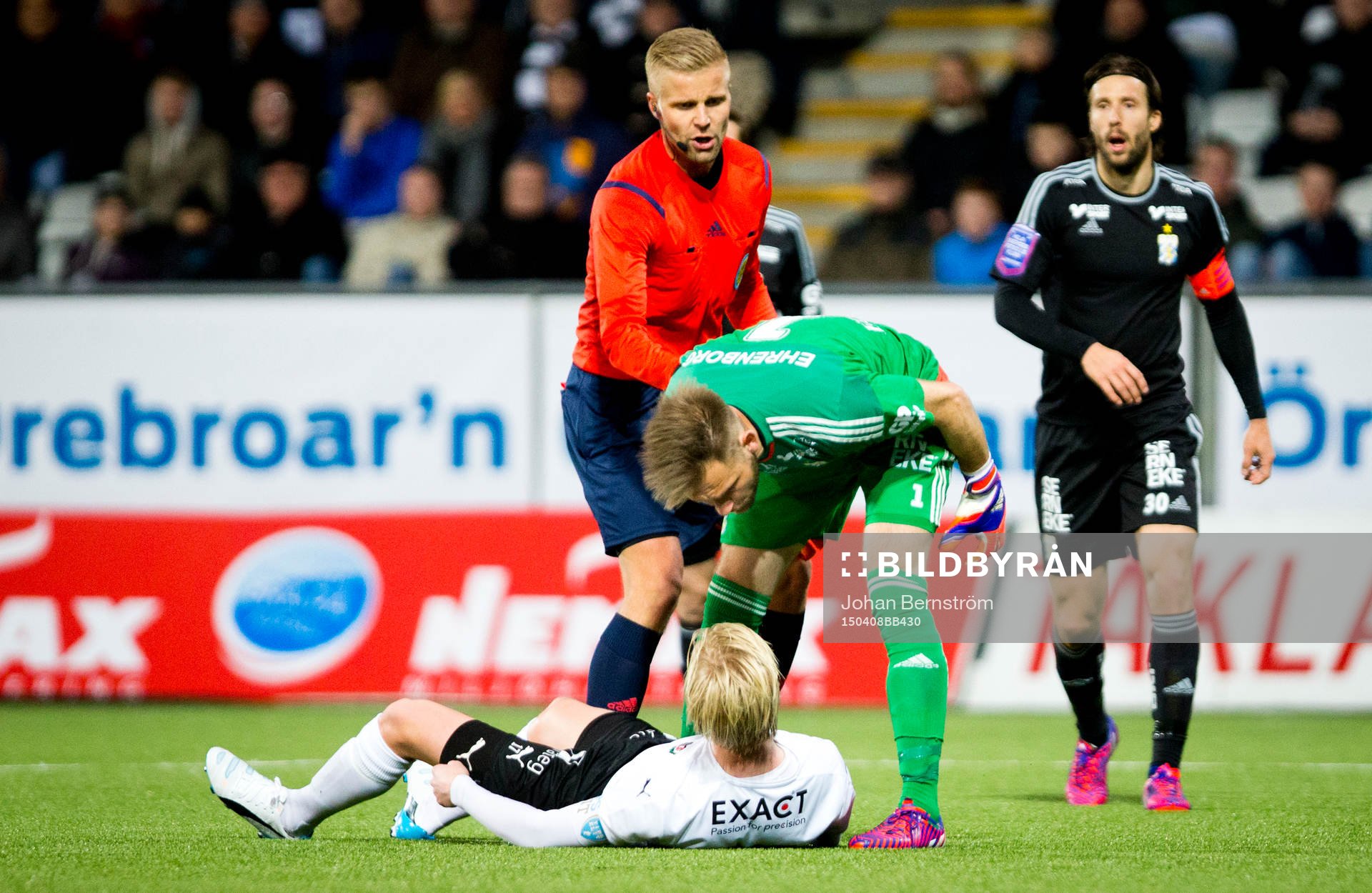 Örebros Karl Holmberg och IFK Göteborgs målvakt John