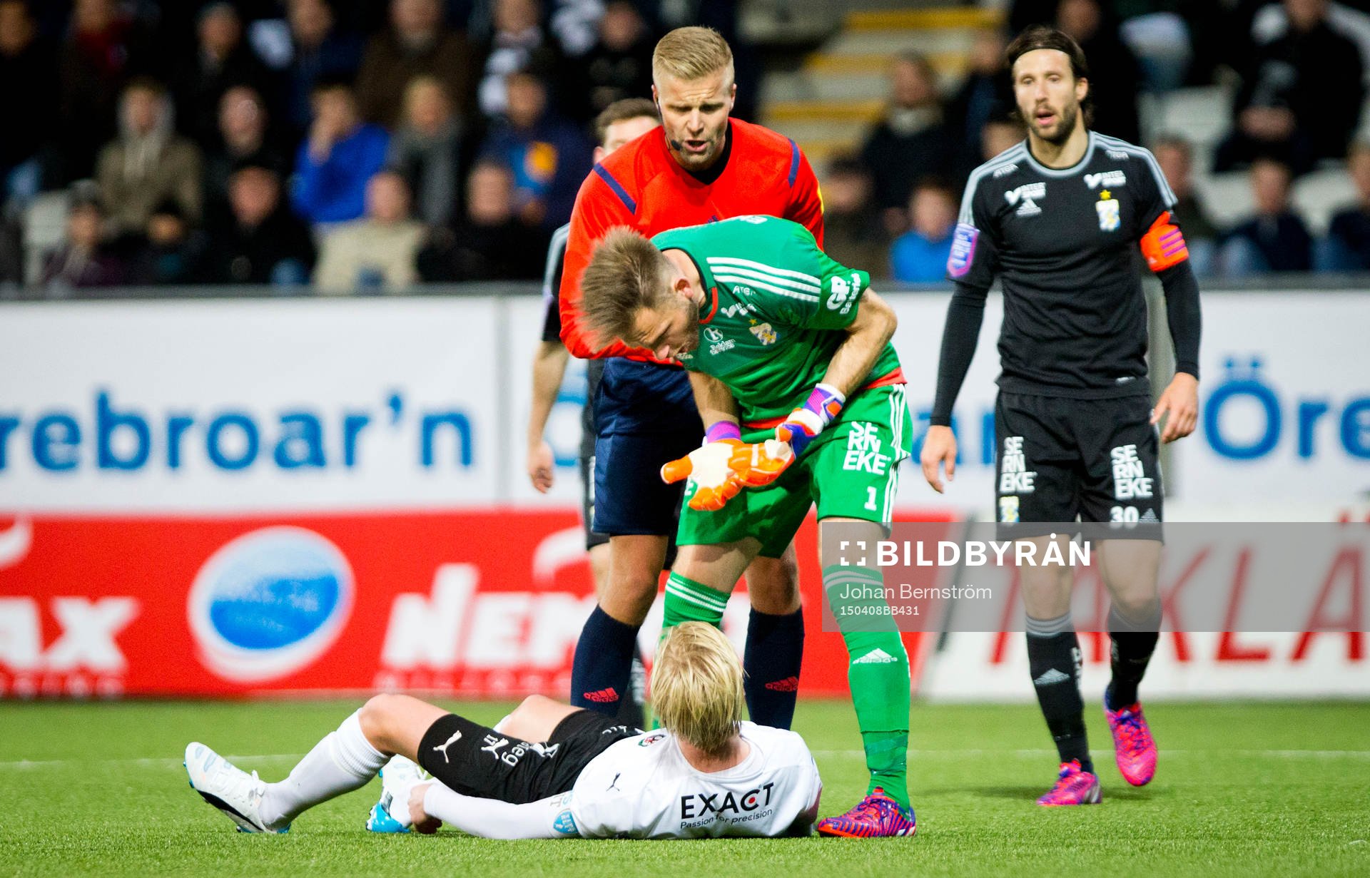 Örebros Karl Holmberg och IFK Göteborgs målvakt John