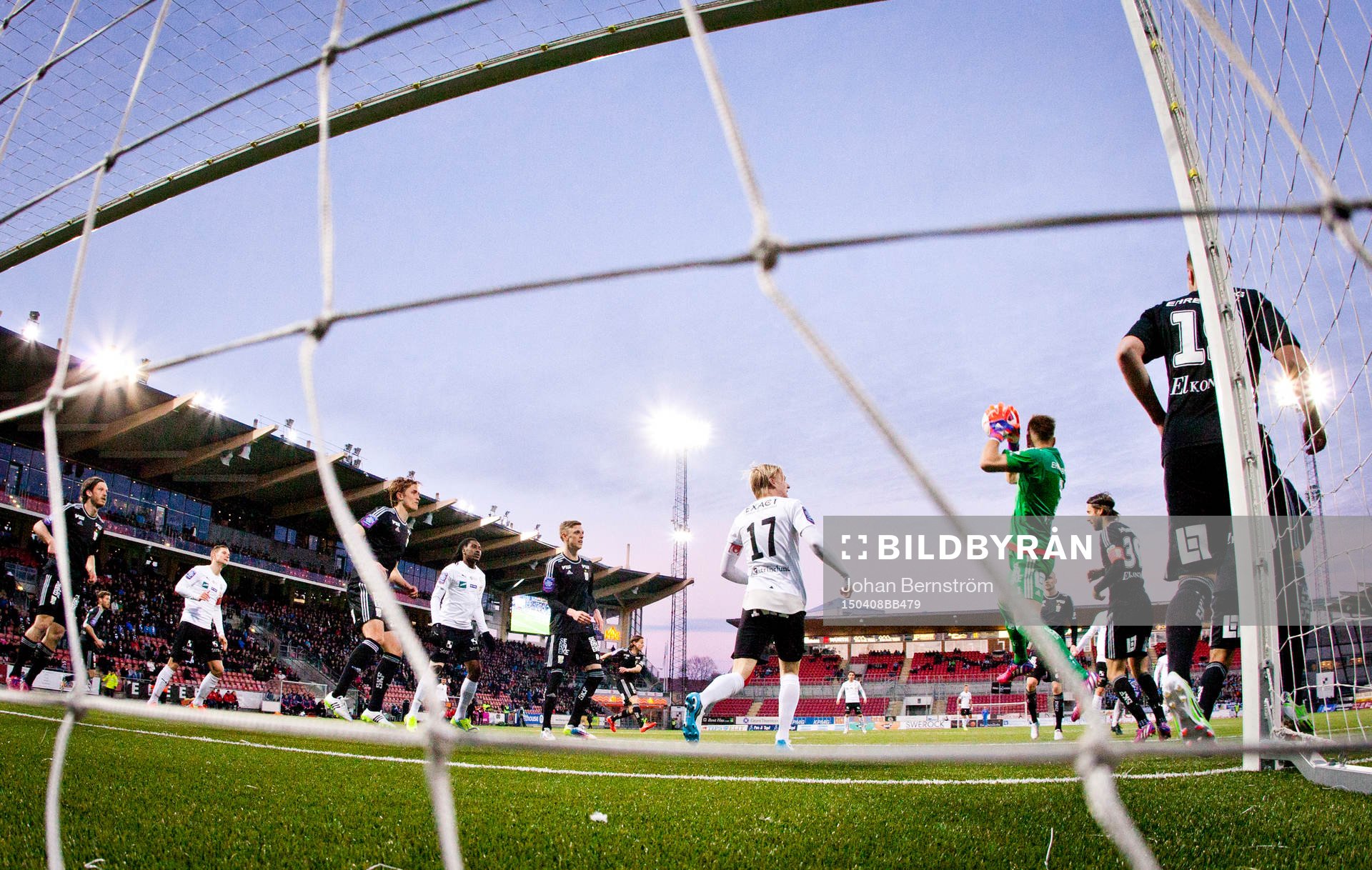 IFK Göteborgs målvakt John Alvbåge räddar bollen