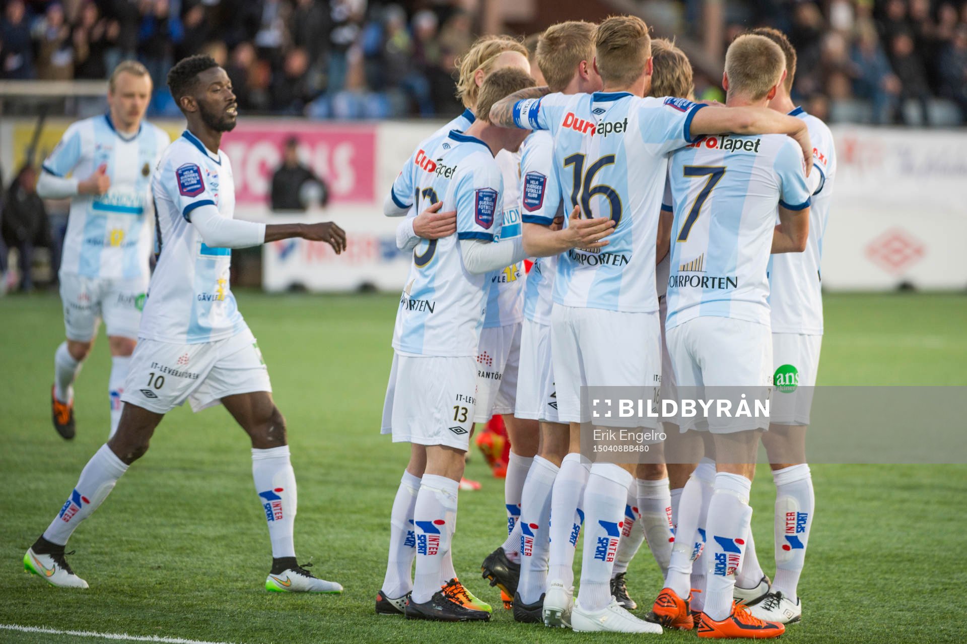 Gefles Johan Oremo gör 2-0 och jublar med Dioh Williams,