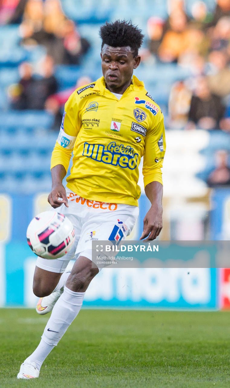 Falkenbergs Godsway Donyoh med bollen
