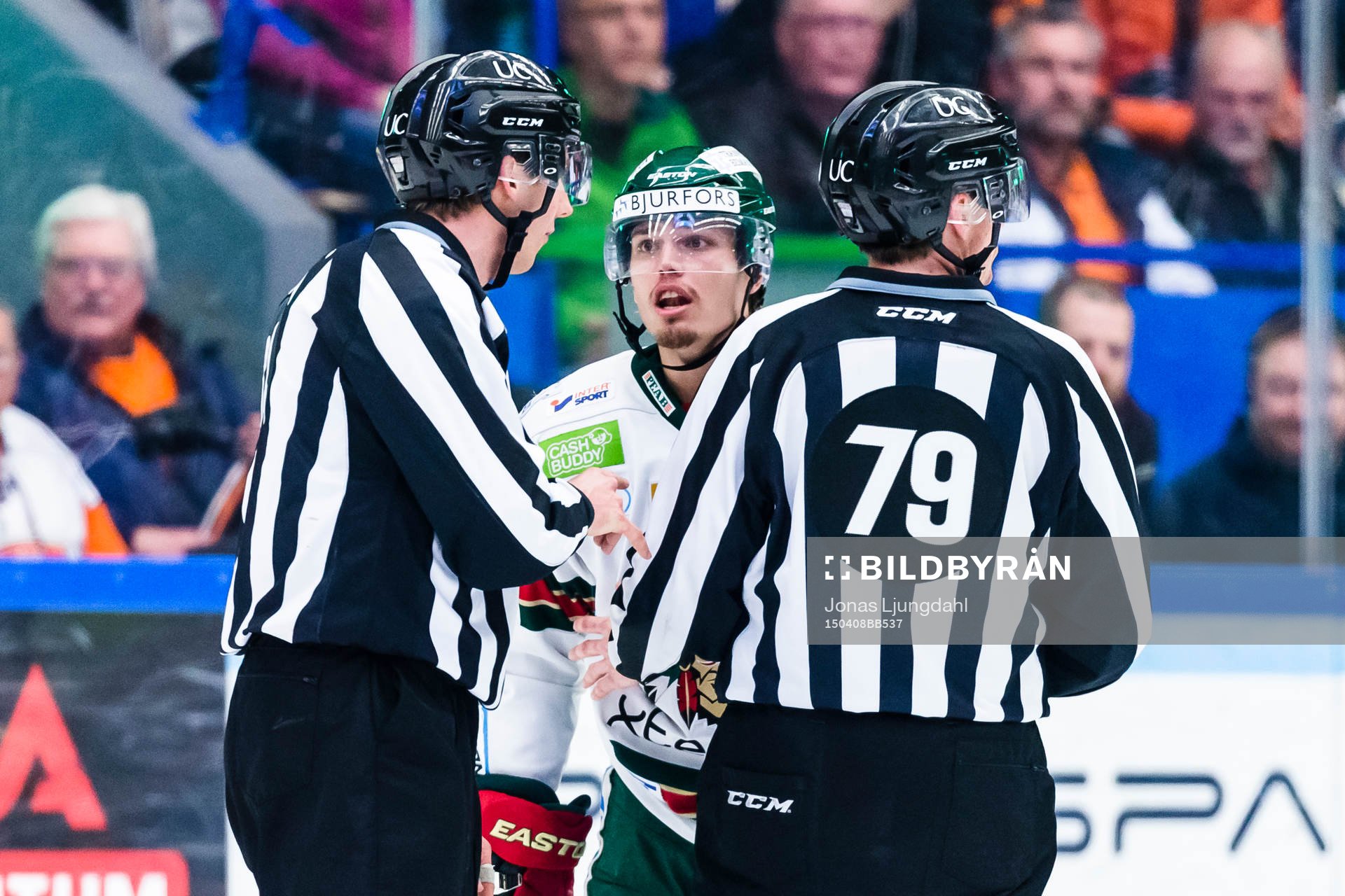 Frölundas Andreas Johnson pratar med Linjedomare Andreas