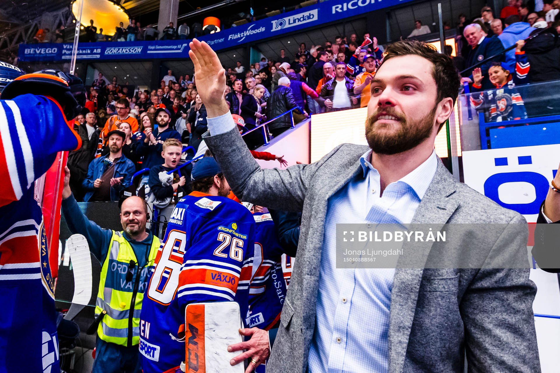 Växjös Noah Welch är tårögd och firar med spelarna