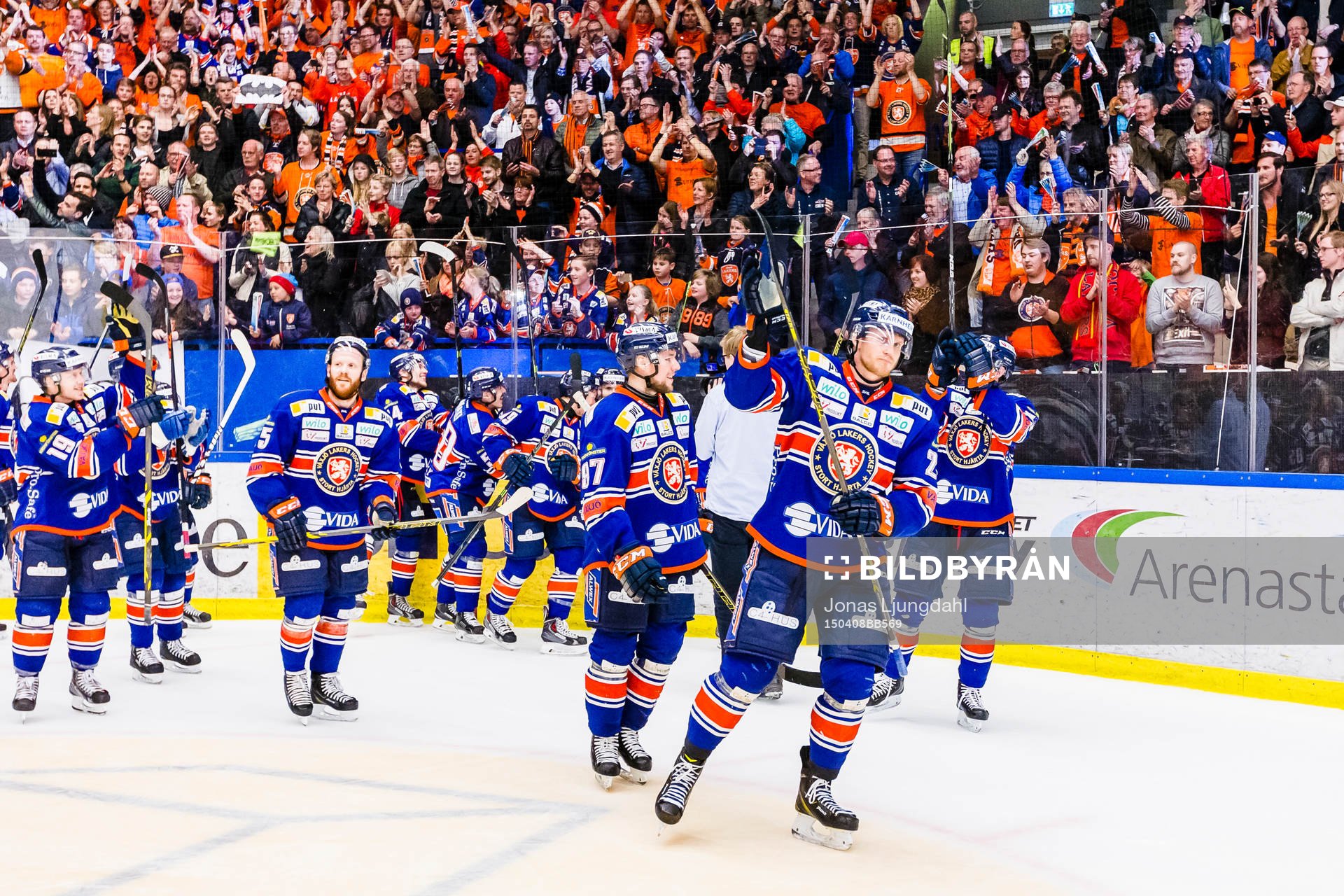 Växjös spelare firar framför fansen