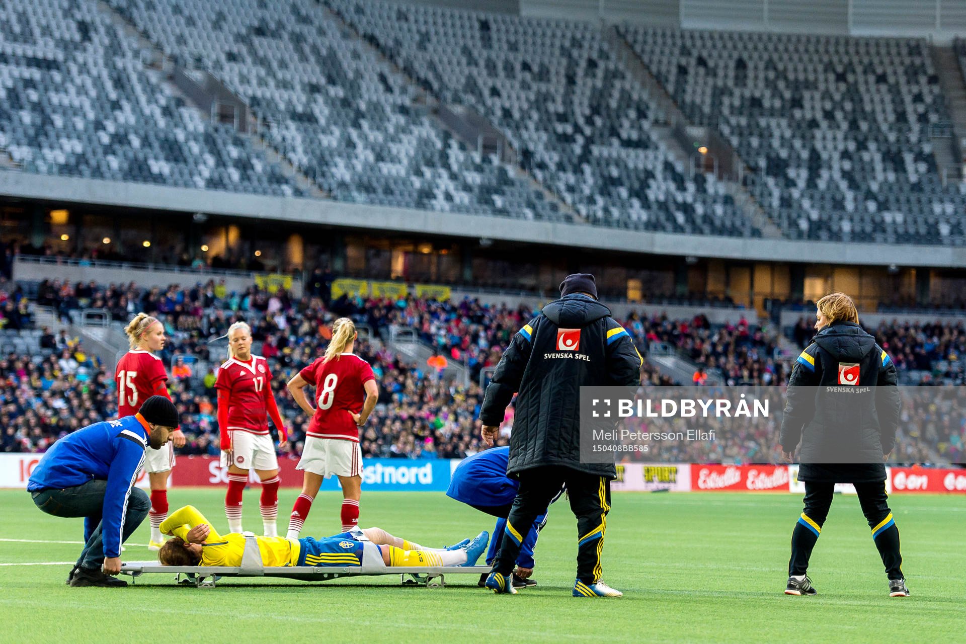 Sveriges Hanna Folkesson blir utburen på bår med hjälp av Sveriges läkare Yelverton Tegner och sjukgymnast Annica Näsmark under fotbollslandskampen mellan Sverige och Danmark den 8 april 2015 i Stockholm.