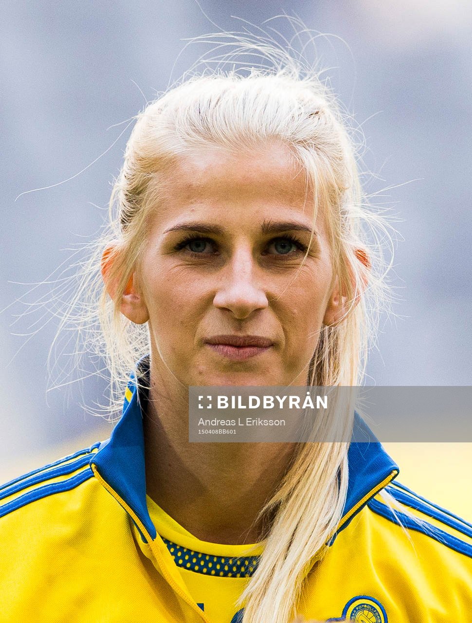 Sveriges Sofia Jakobsson innan fotbollslandskampen mellan