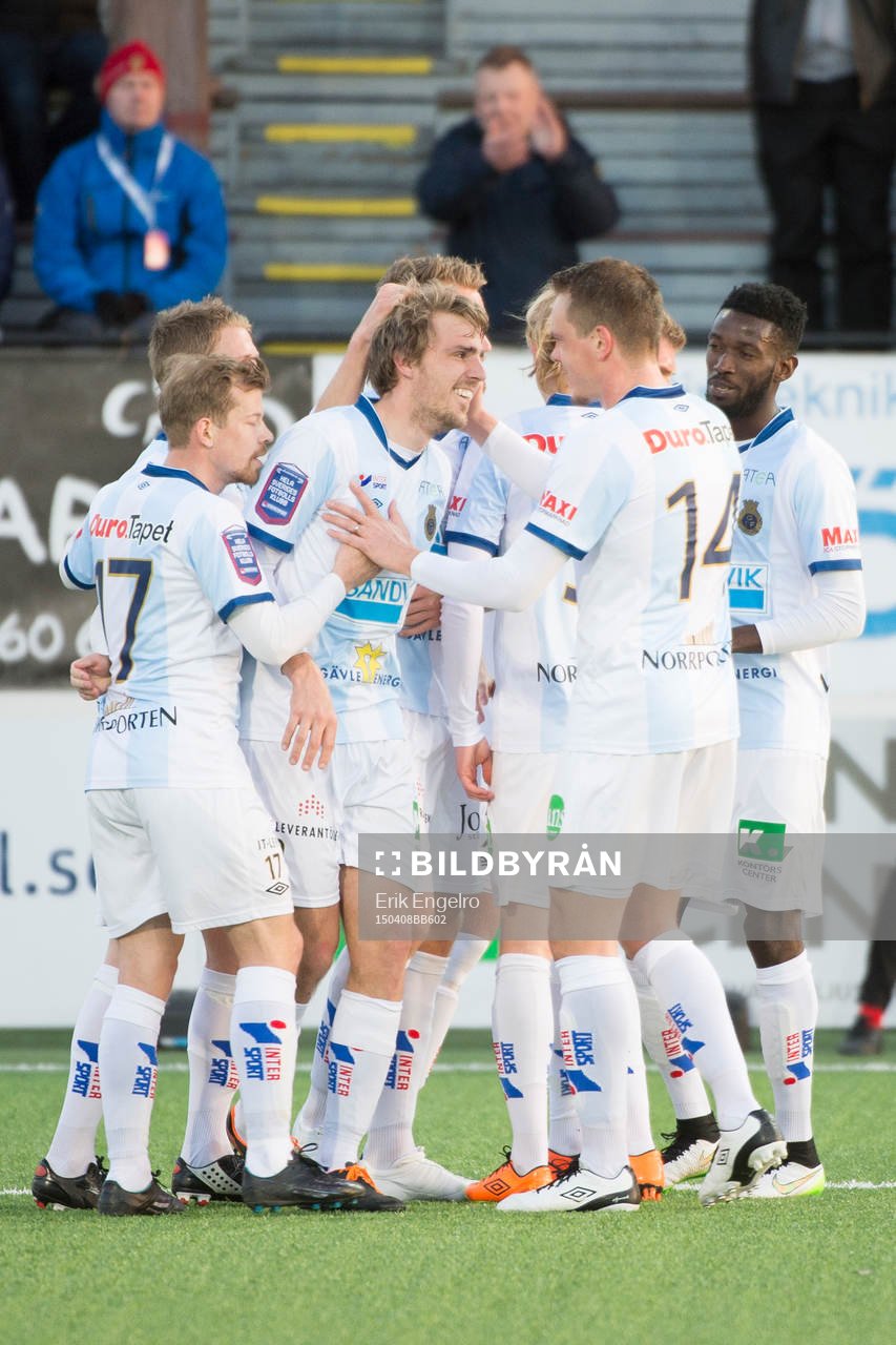 Gefles spelare Robin Nilsson, Jens Portin jublar med Johan