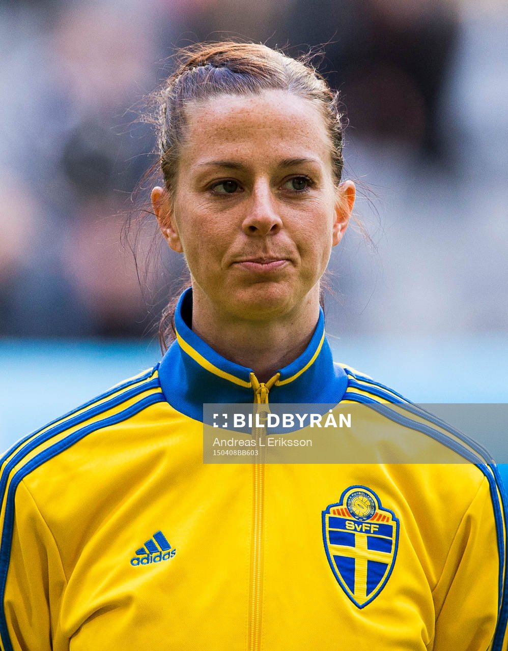 Sveriges Lotta Schelin innan fotbollslandskampen mellan