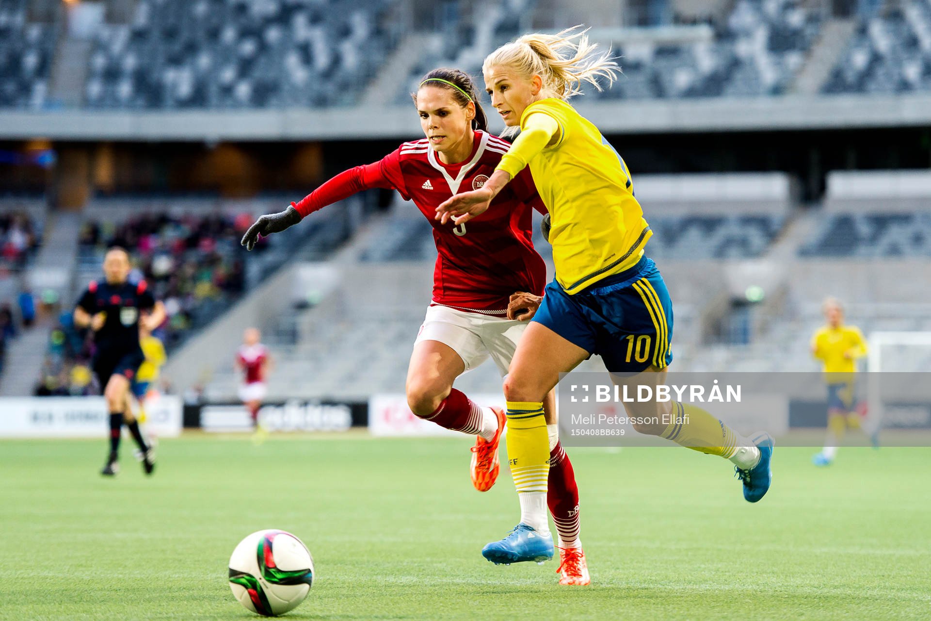 Sveriges Sofia Jakobsson i en närkamp med Danmarks Simone