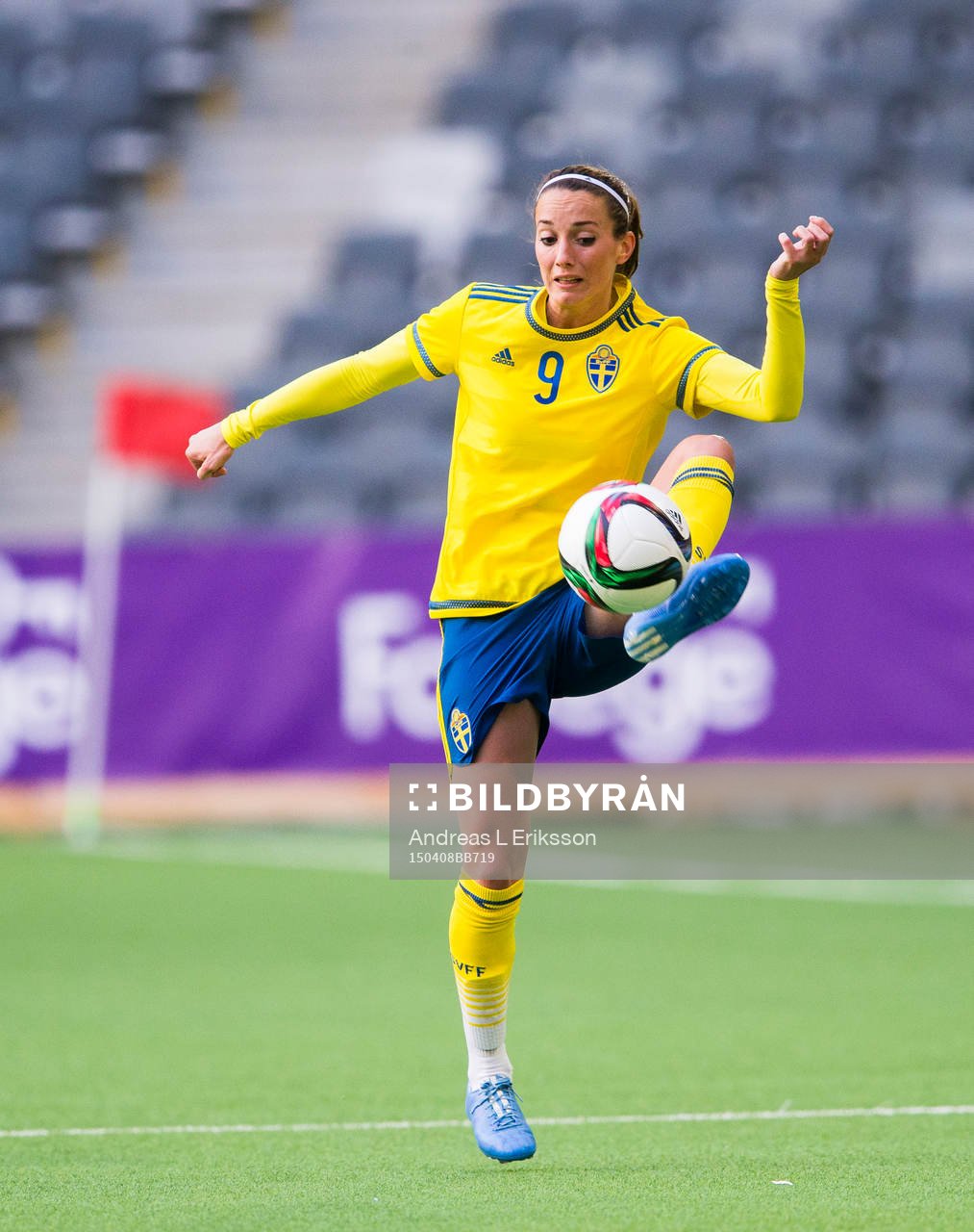 Sveriges Kosovare Asllani tar ner bollen