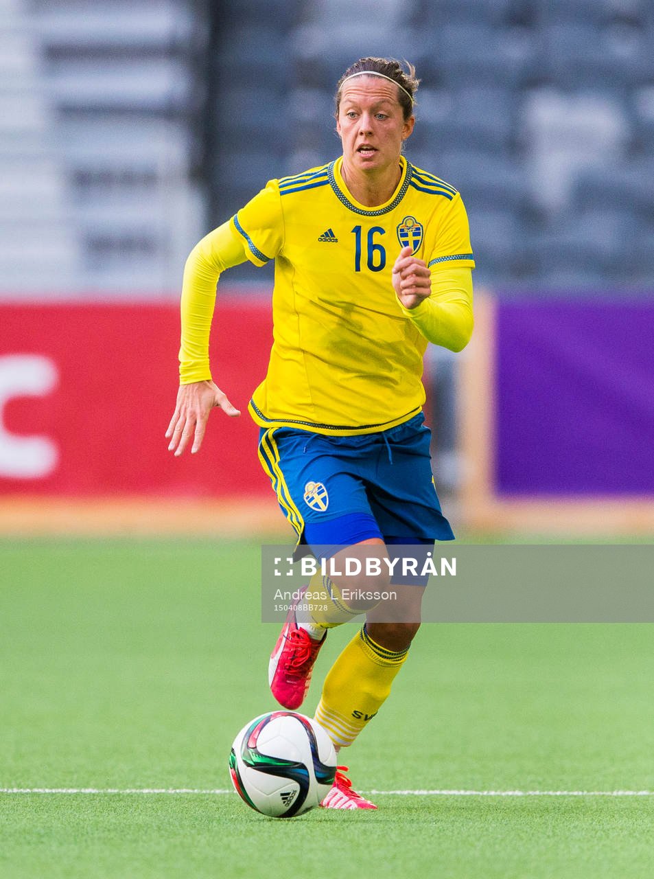 Sveriges Lina Nilsson med bollen