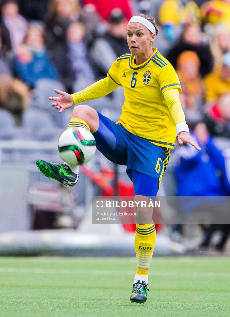 Sveriges Sara Thunebro med bollen